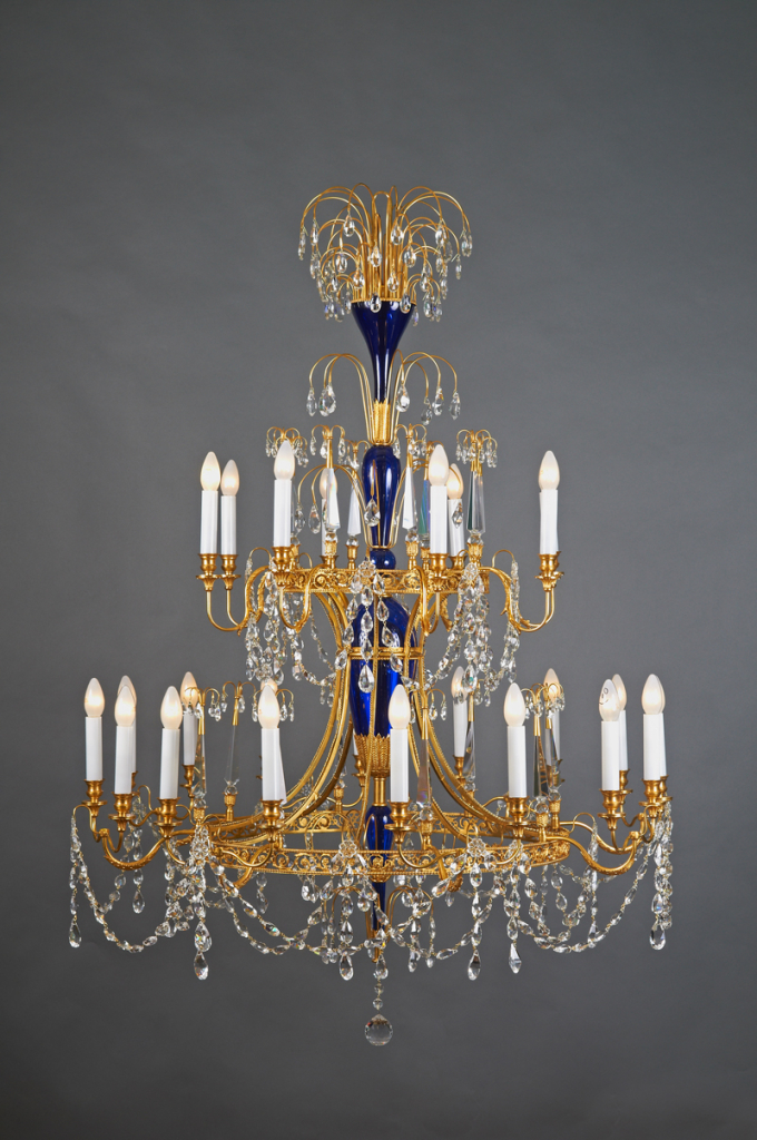 Латунная люстра с рубиновым штоком и обручами, производство "Частная Резиденция"