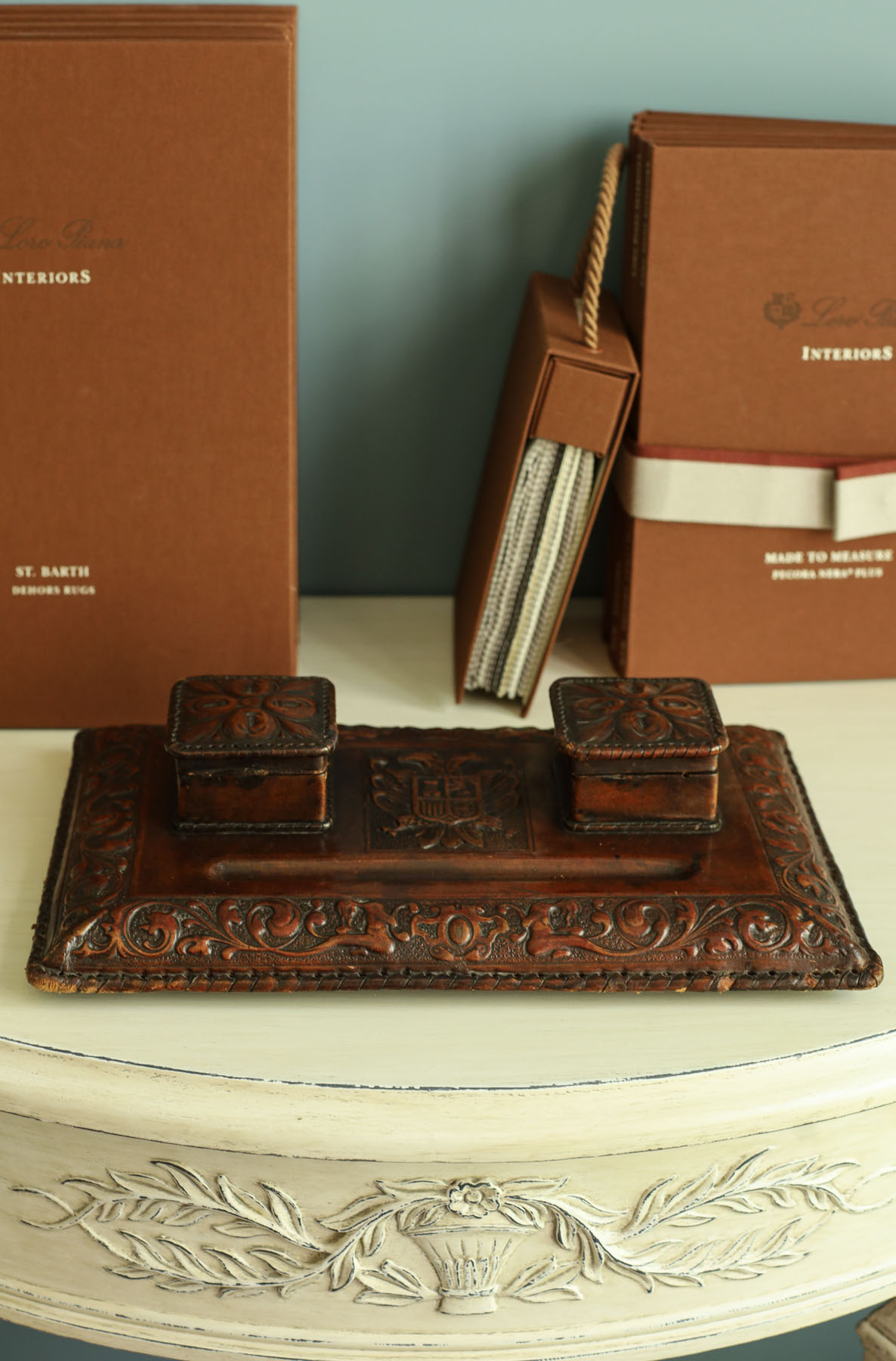 Чернильница антикварная «Гранада», тисненая козья кожа (кордован), дерево, латунные ножки, Испания, 1930-40гг.