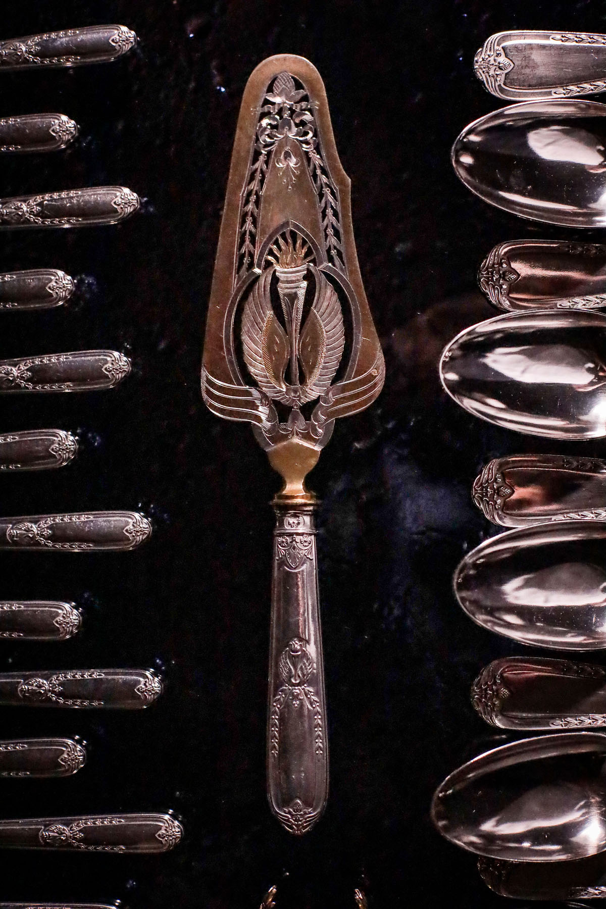 Комплект столовых серебряных приборов в стиле ампир мастерской Ravinet & Cie, широко известной во Франции на рубеже XIX- XX вв