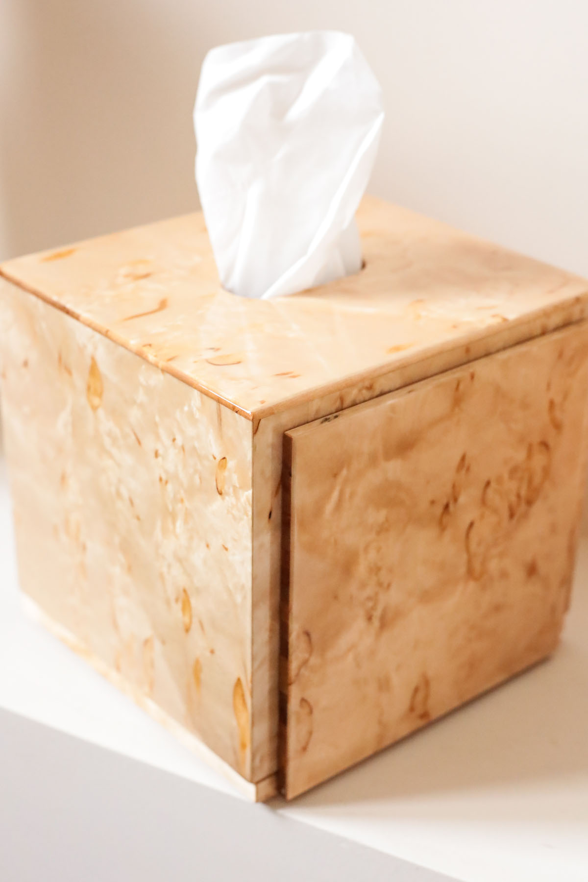 Шкатулка для салфеток, карельская береза светлая, “Частная резиденция”