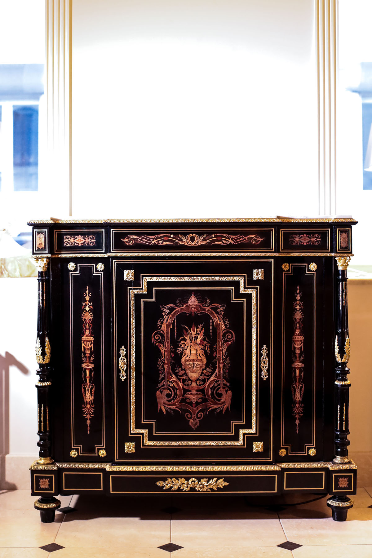 Антикварный буфет, маркетри, мрамор, стиль Наполеона III, конец XIX века