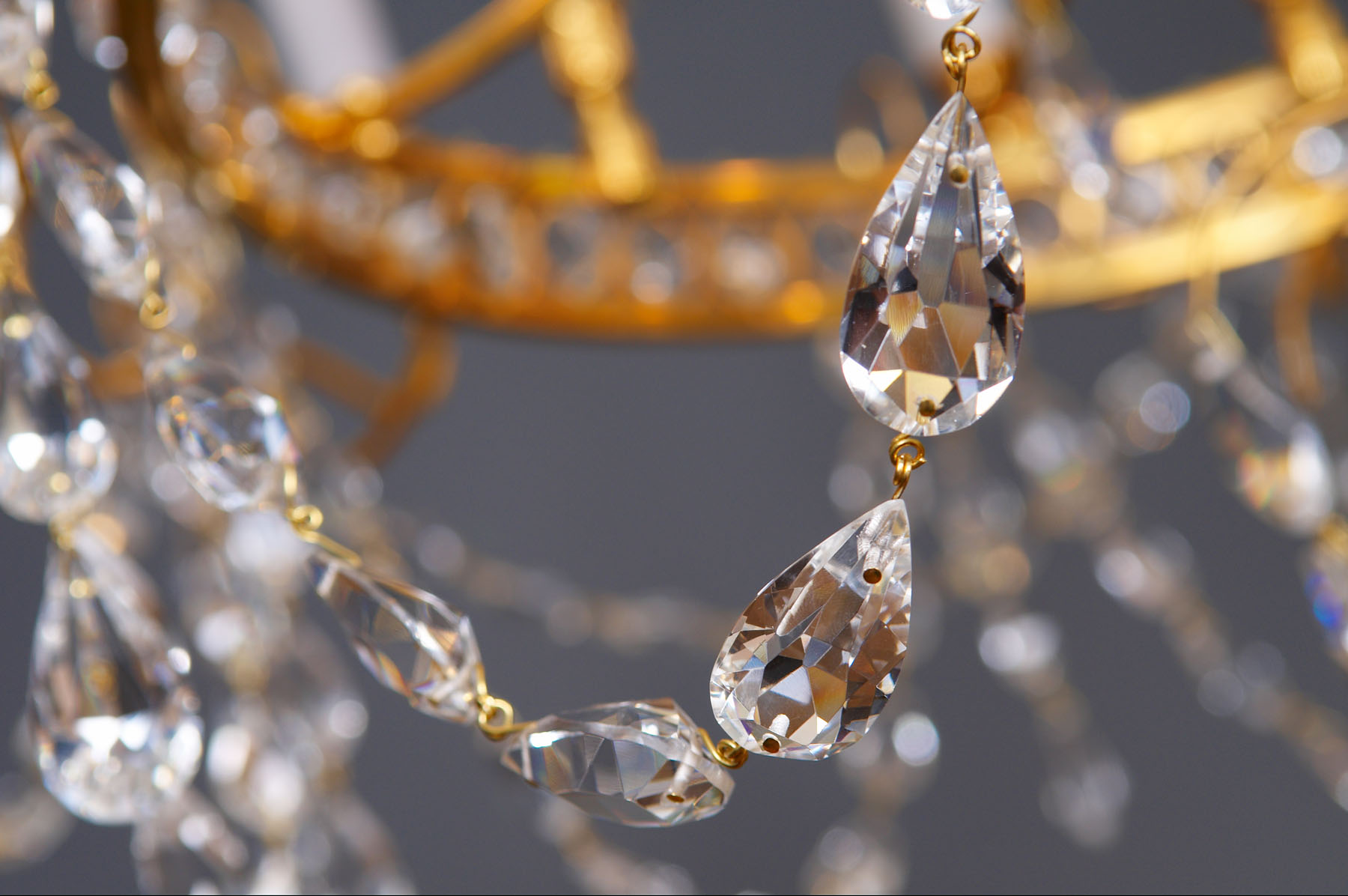 Латунная люстра с рубиновым штоком и обручами, производство "Частная Резиденция"