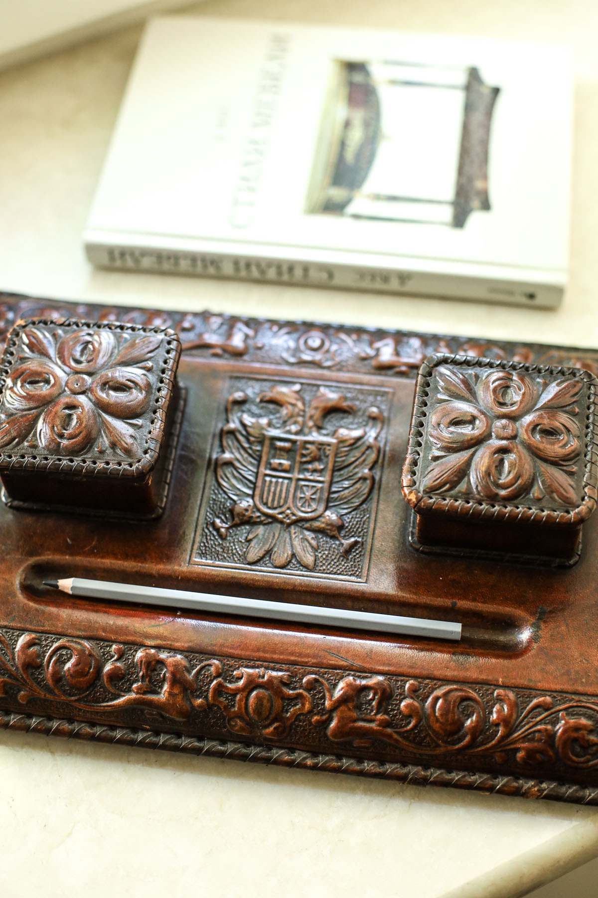 Чернильница антикварная «Гранада», тисненая козья кожа (кордован), дерево, латунные ножки, Испания, 1930-40гг.