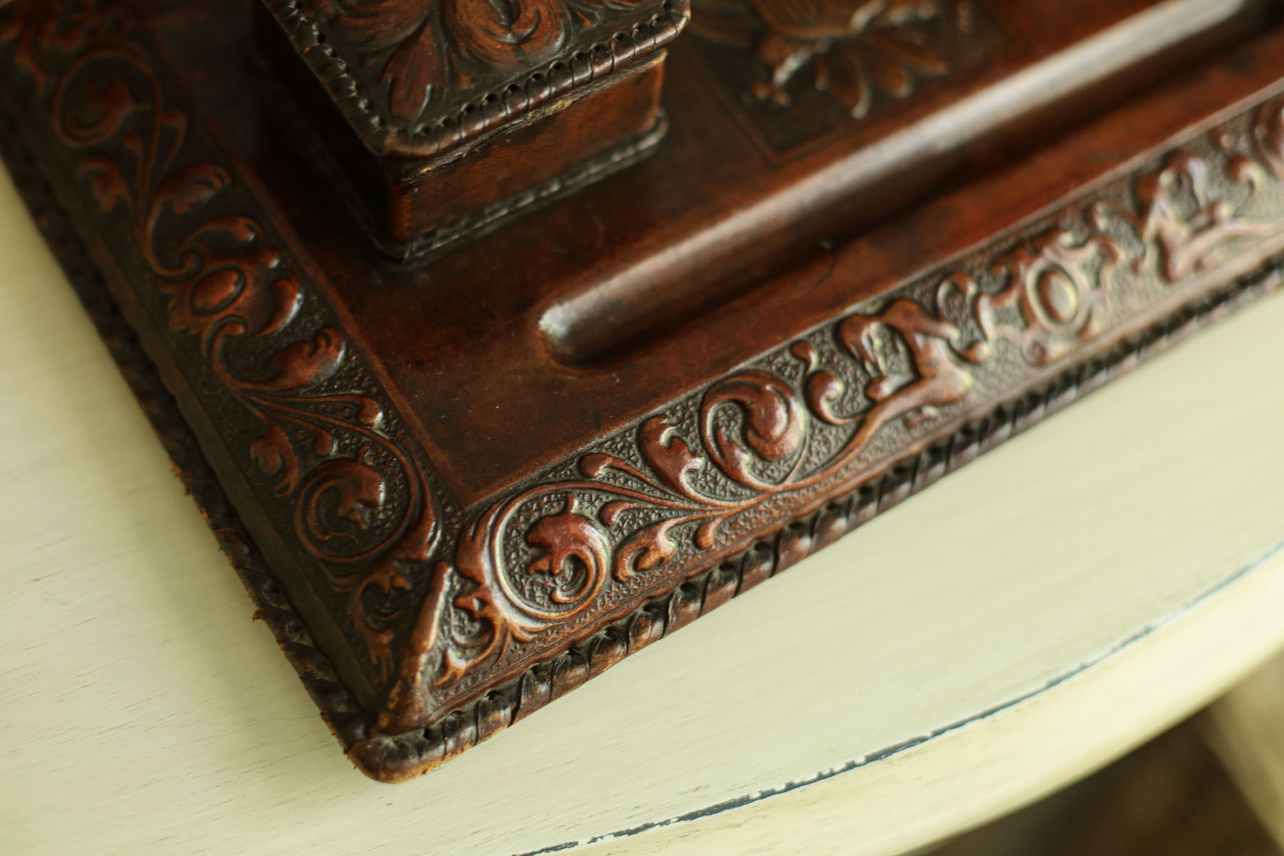 Чернильница антикварная «Гранада», тисненая козья кожа (кордован), дерево, латунные ножки, Испания, 1930-40гг.