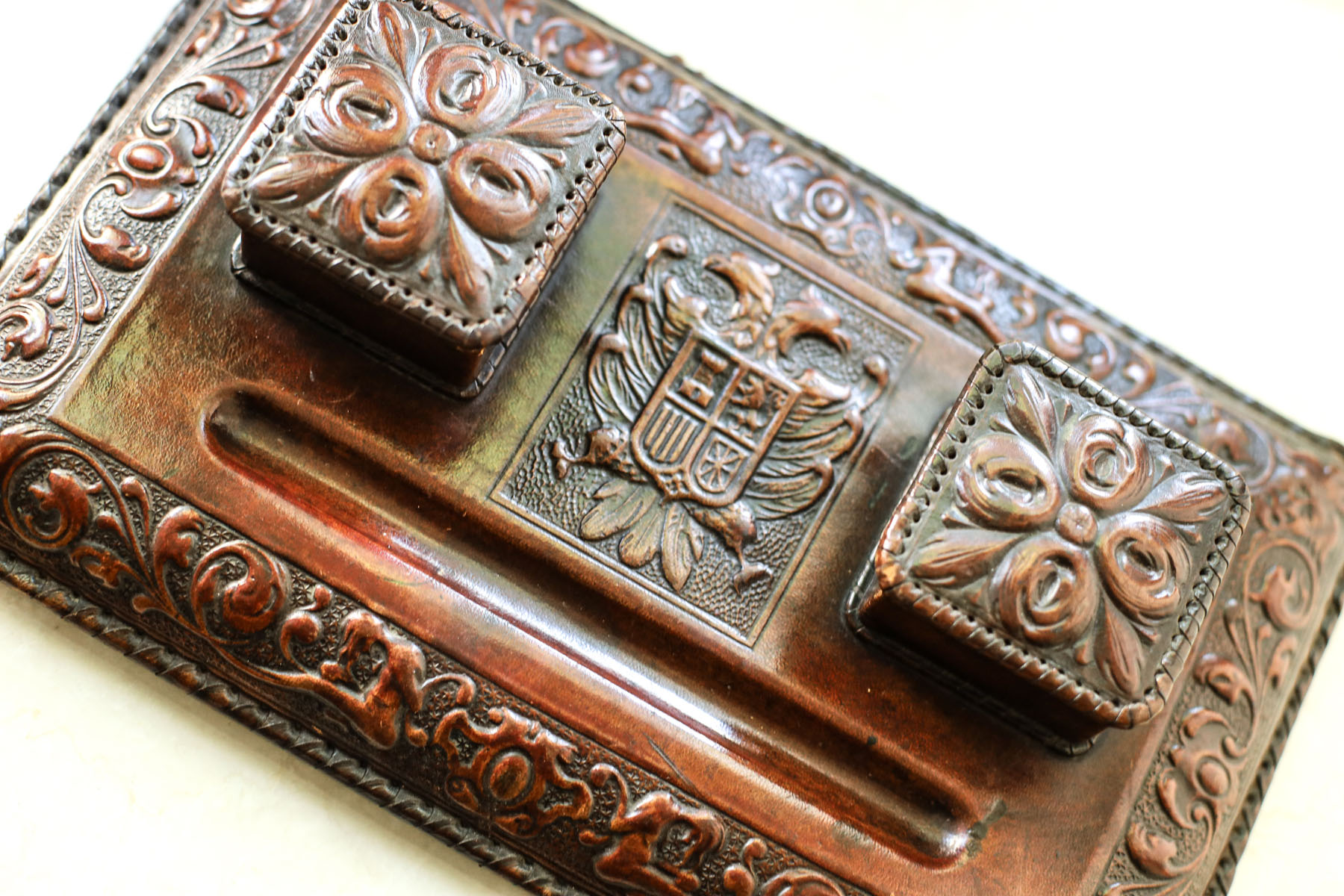 Чернильница антикварная «Гранада», тисненая козья кожа (кордован), дерево, латунные ножки, Испания, 1930-40гг.