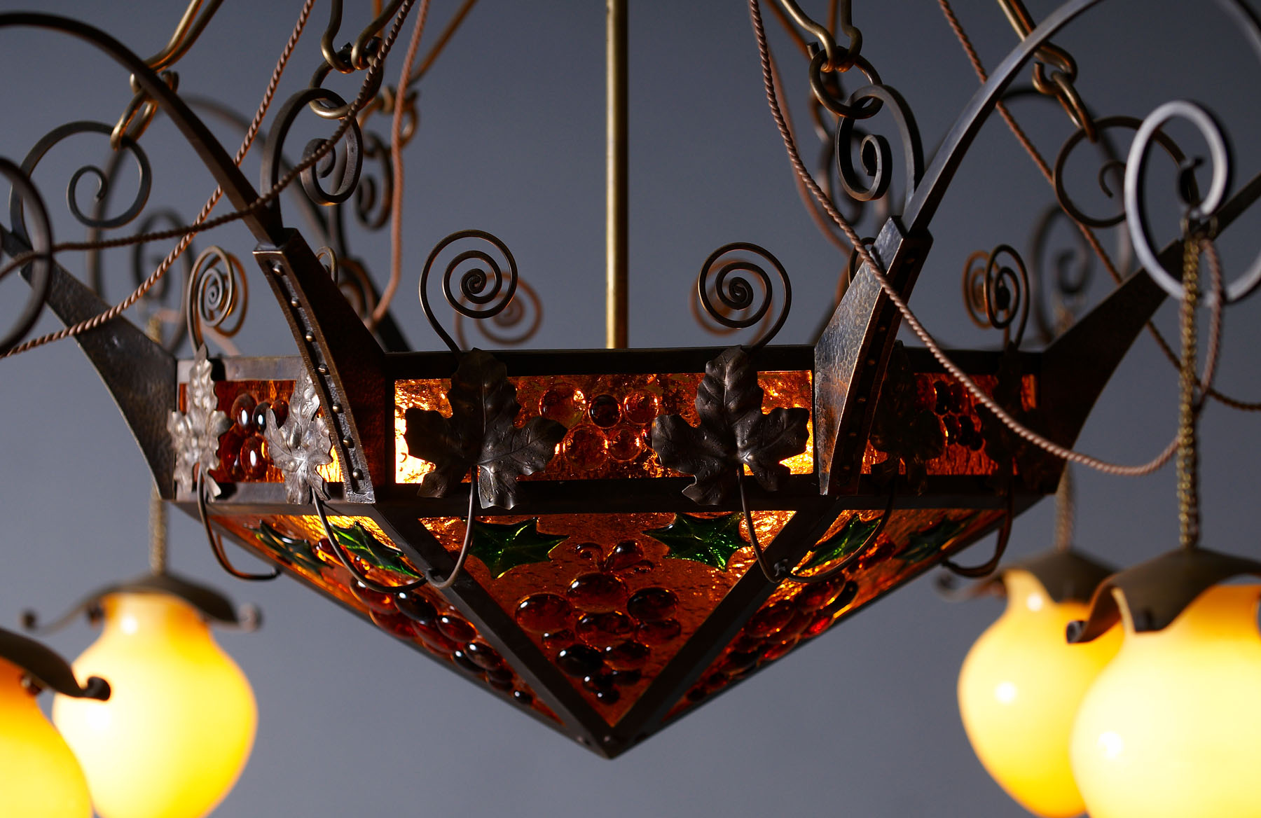 Литая латунная люстра на 12 светоточек, производство "Частная Резиденция"