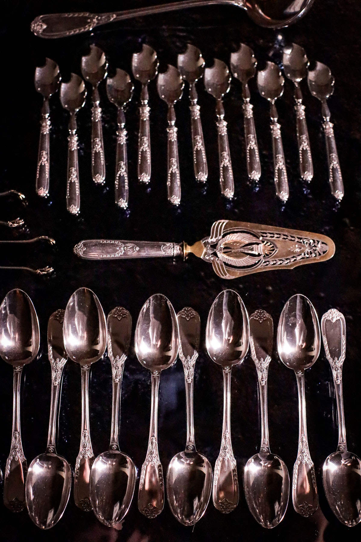 Комплект столовых серебряных приборов в стиле ампир мастерской Ravinet & Cie, широко известной во Франции на рубеже XIX- XX вв