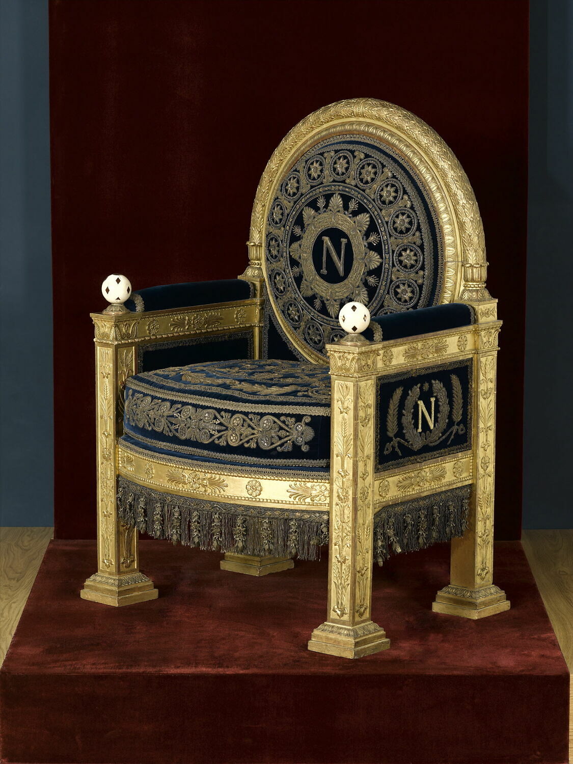 История мебели: Ампир (1800-1815 гг.)