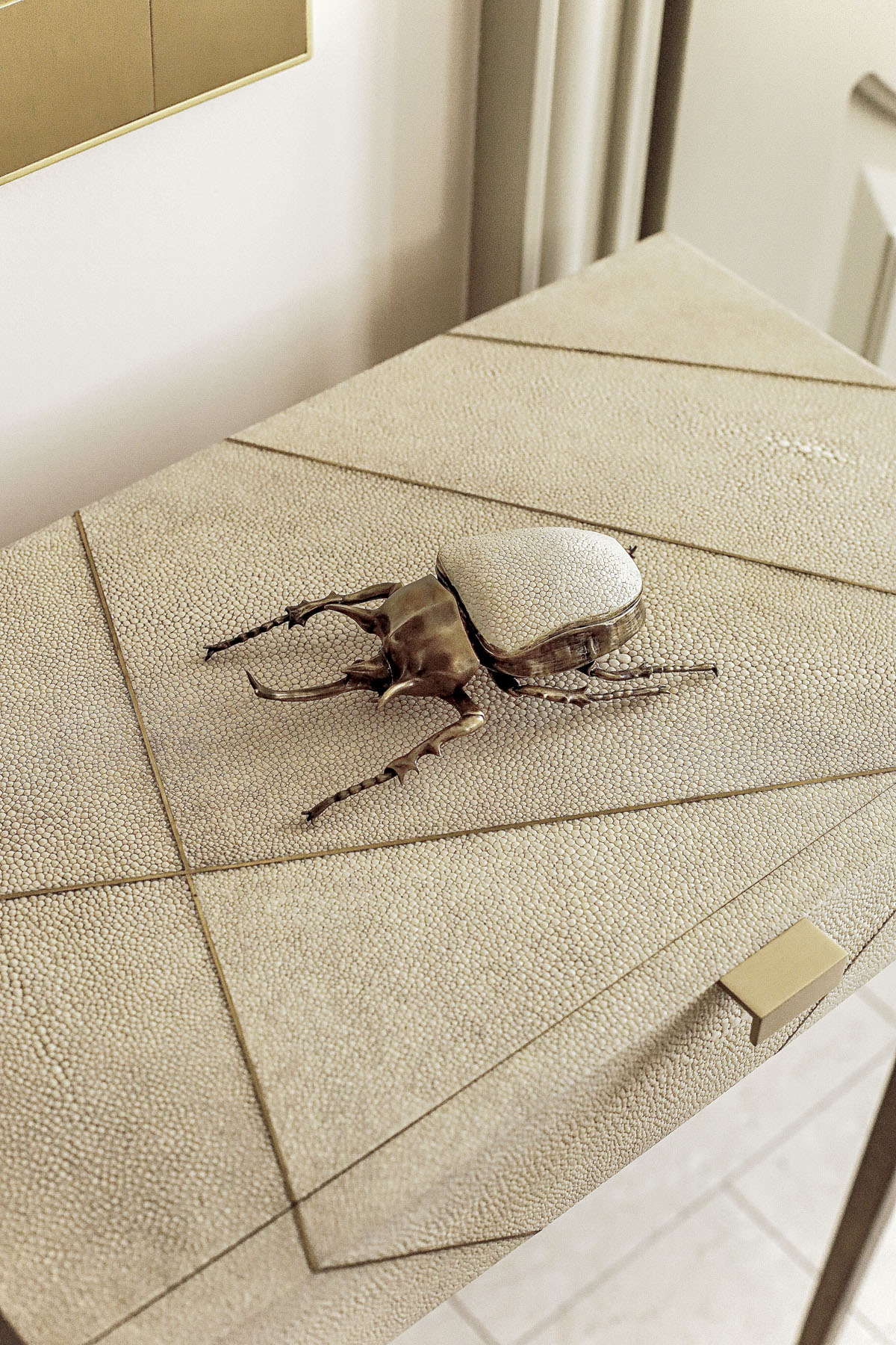 Шкатулка "Жук-олень", латунь, кожа ската, Ginger Brown