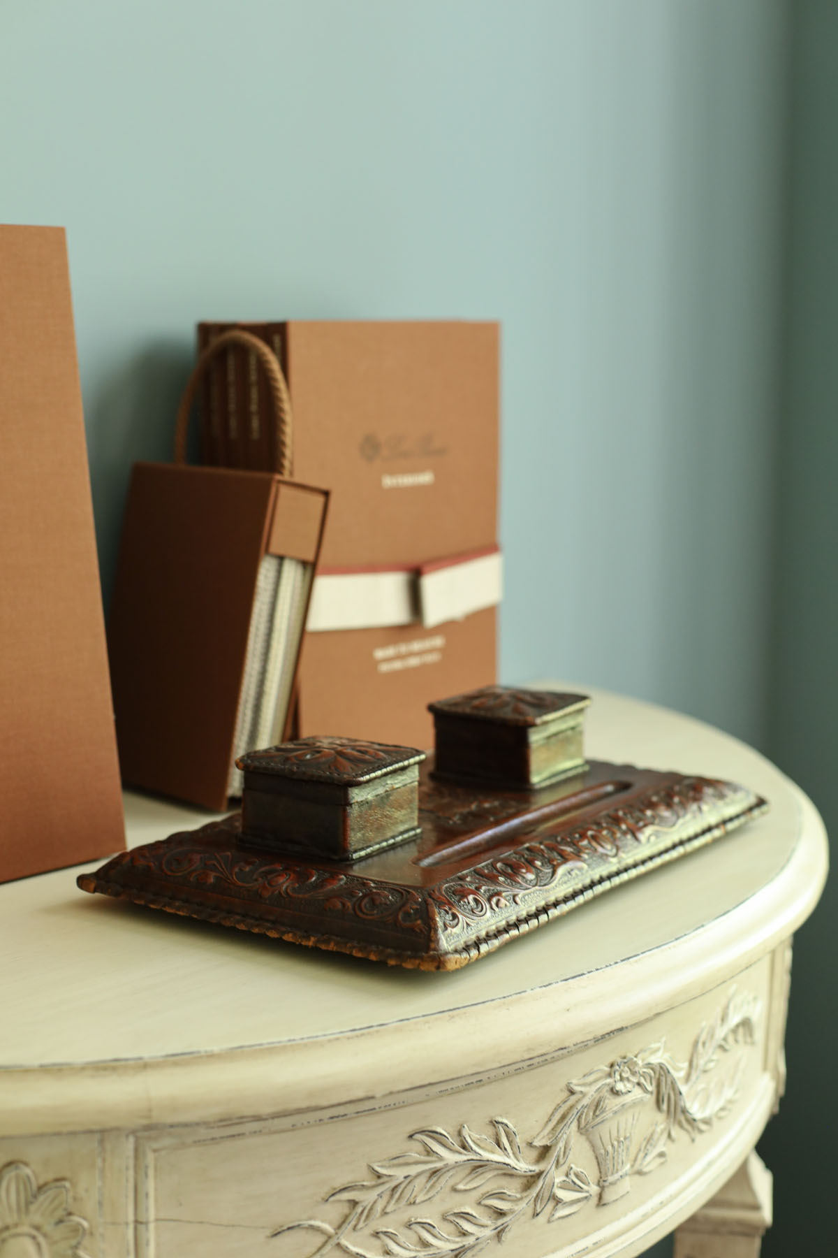 Чернильница антикварная «Гранада», тисненая козья кожа (кордован), дерево, латунные ножки, Испания, 1930-40гг.