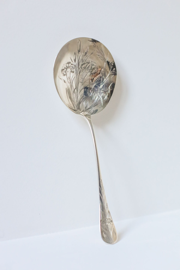 Ложка для ягод “Гвоздики”, серебро, гравировка, Модерн, рубеж XIX-XX века,Франция