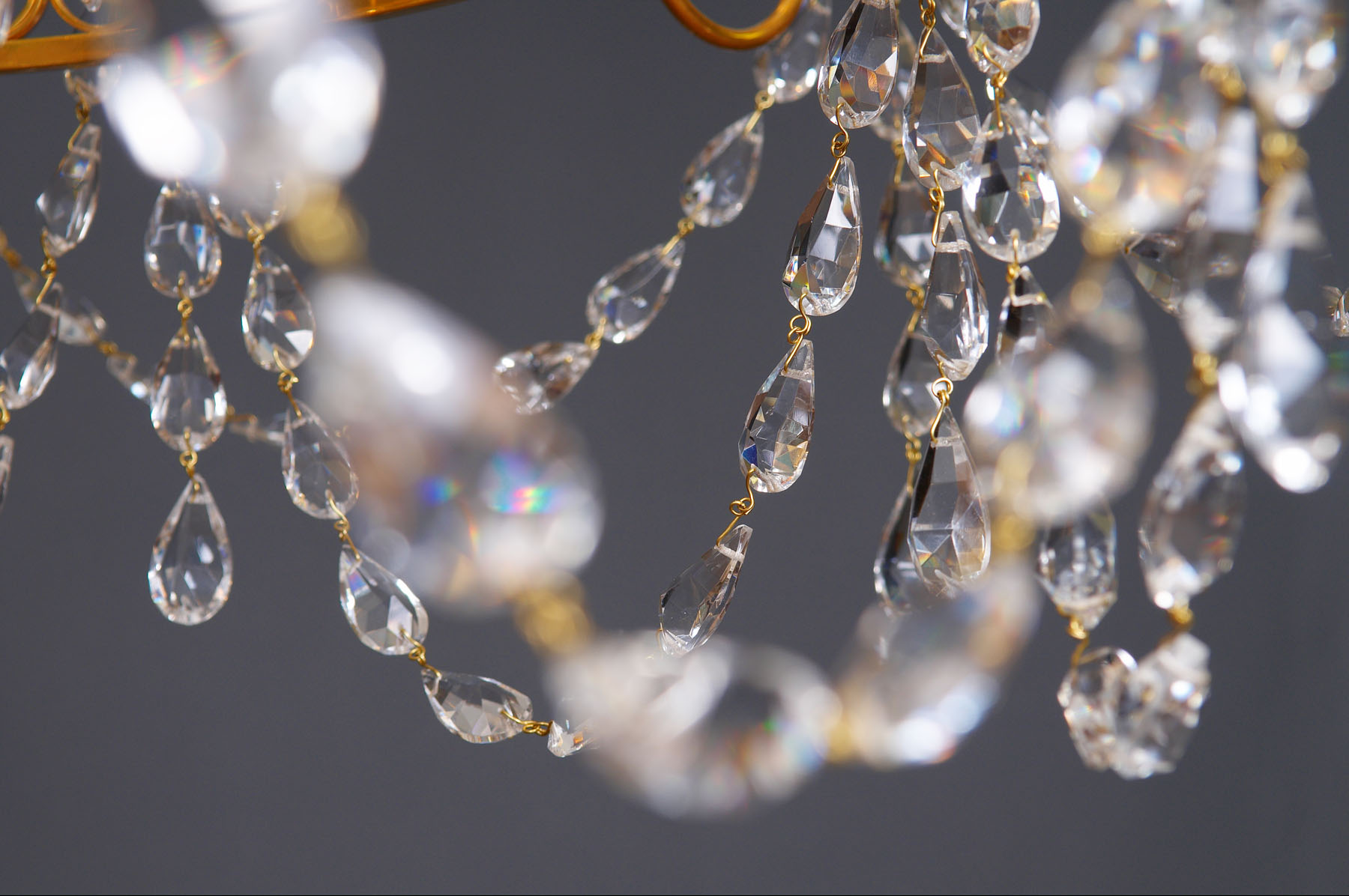 Латунная люстра с рубиновым штоком и обручами, производство "Частная Резиденция"