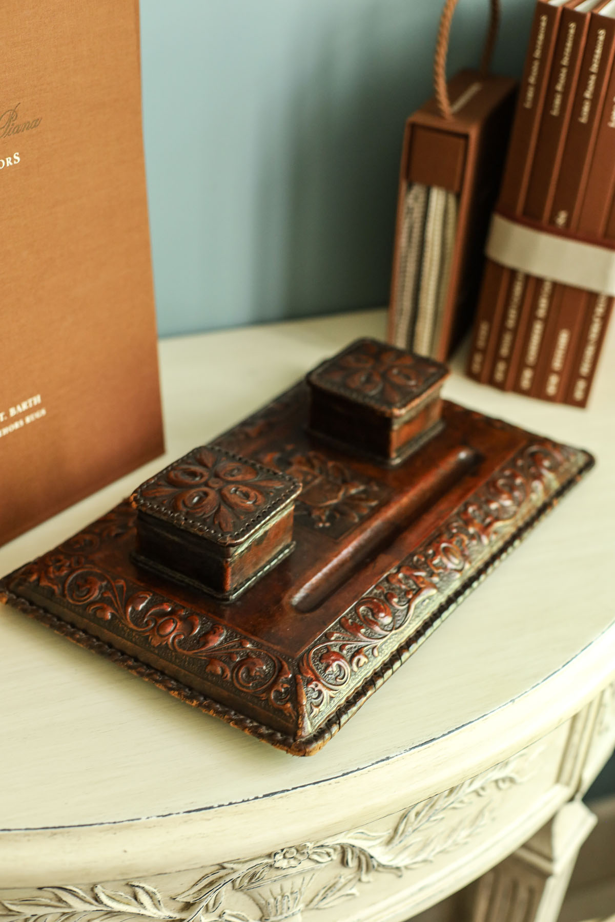 Чернильница антикварная «Гранада», тисненая козья кожа (кордован), дерево, латунные ножки, Испания, 1930-40гг.