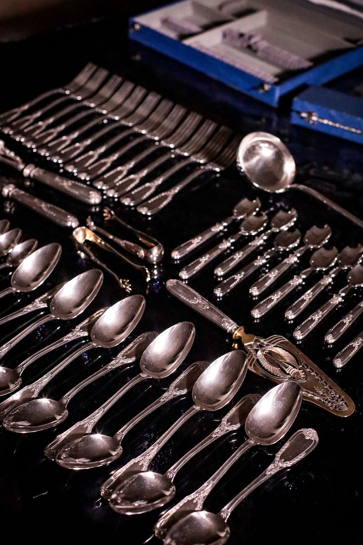 Комплект столовых серебряных приборов в стиле ампир мастерской Ravinet & Cie, широко известной во Франции на рубеже XIX- XX вв