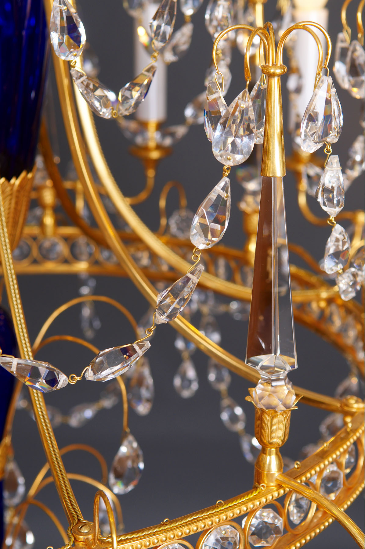 Латунная люстра с рубиновым штоком и обручами, производство "Частная Резиденция"