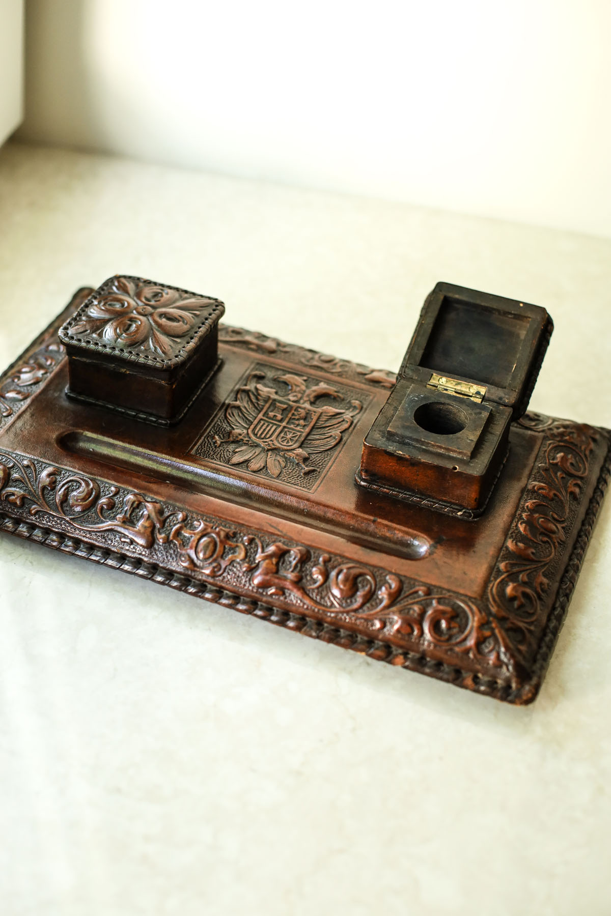 Чернильница антикварная «Гранада», тисненая козья кожа (кордован), дерево, латунные ножки, Испания, 1930-40гг.