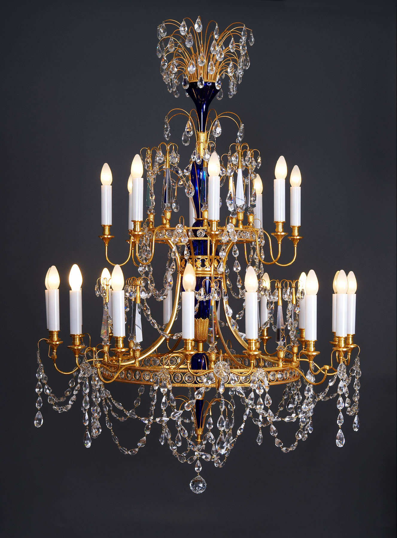 Латунная люстра с рубиновым штоком и обручами, производство "Частная Резиденция"