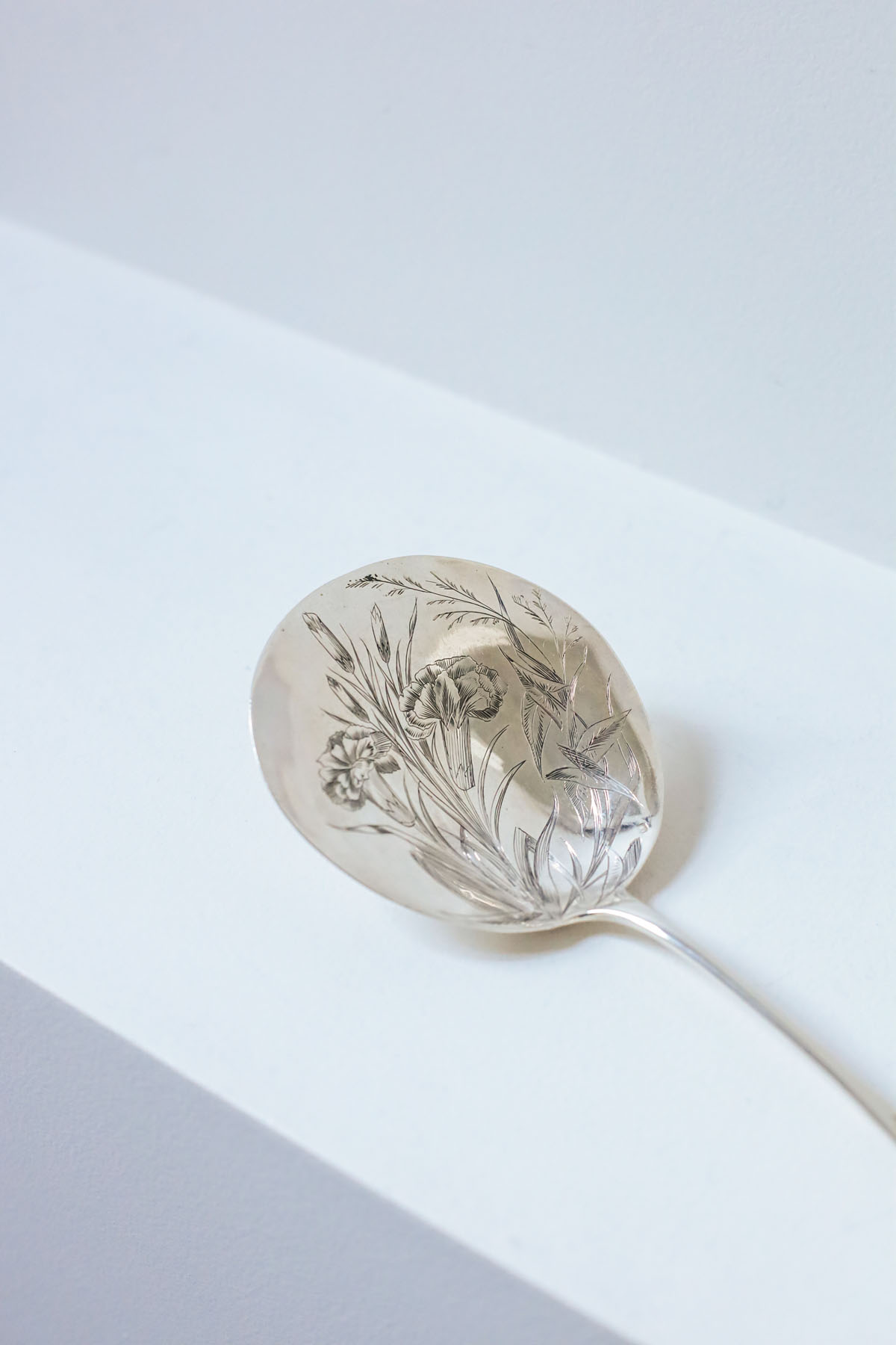 Ложка для ягод “Гвоздики”, серебро, гравировка, Модерн, рубеж XIX-XX века,Франция