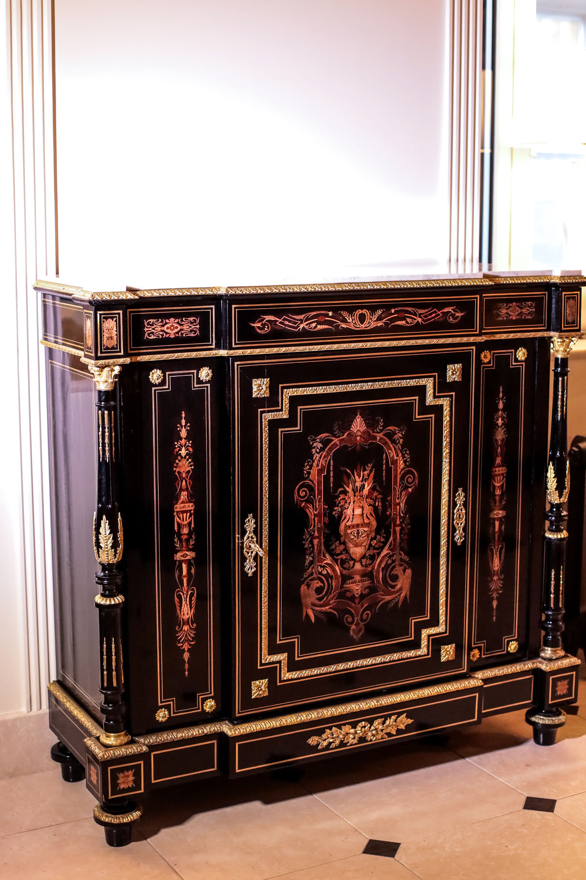 Антикварный буфет, маркетри, мрамор, стиль Наполеона III, конец XIX века