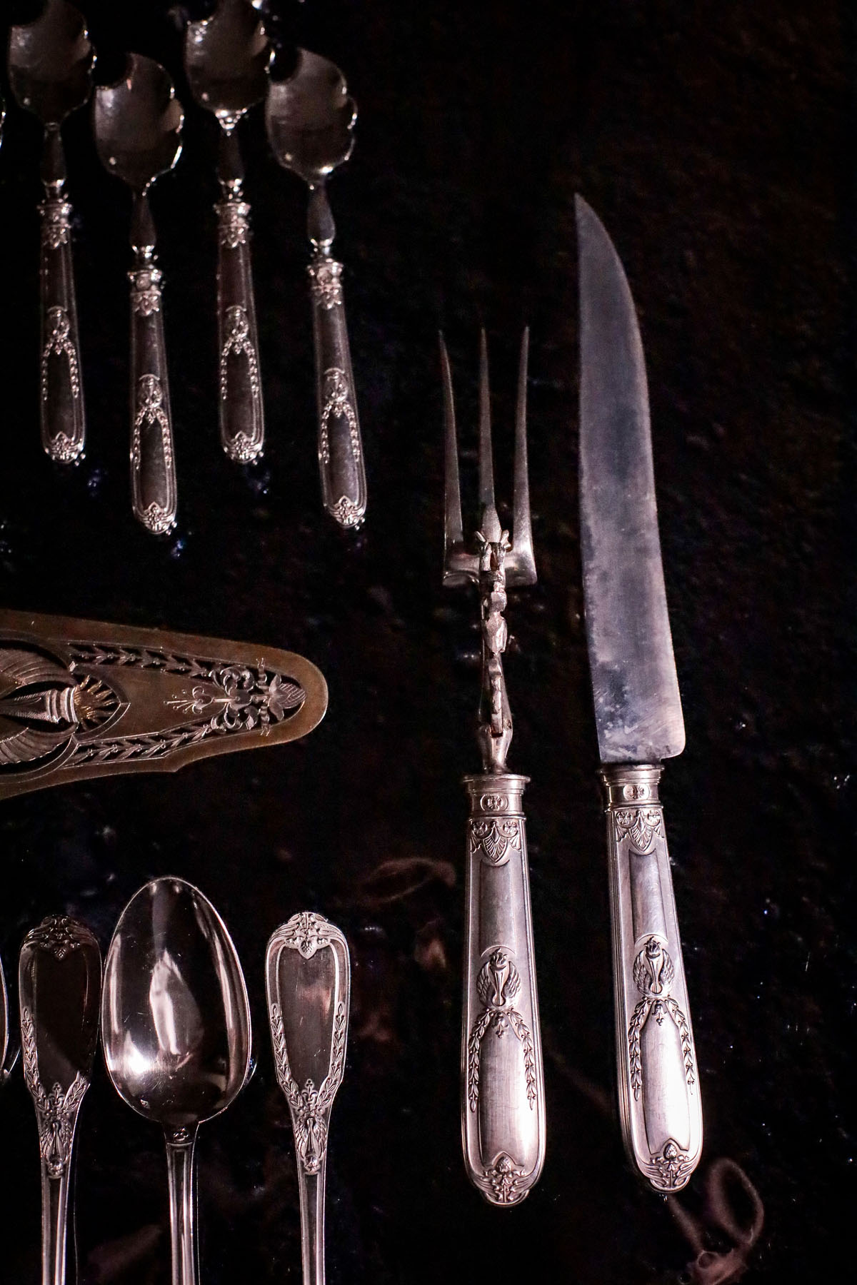 Комплект столовых серебряных приборов в стиле ампир мастерской Ravinet & Cie, широко известной во Франции на рубеже XIX- XX вв