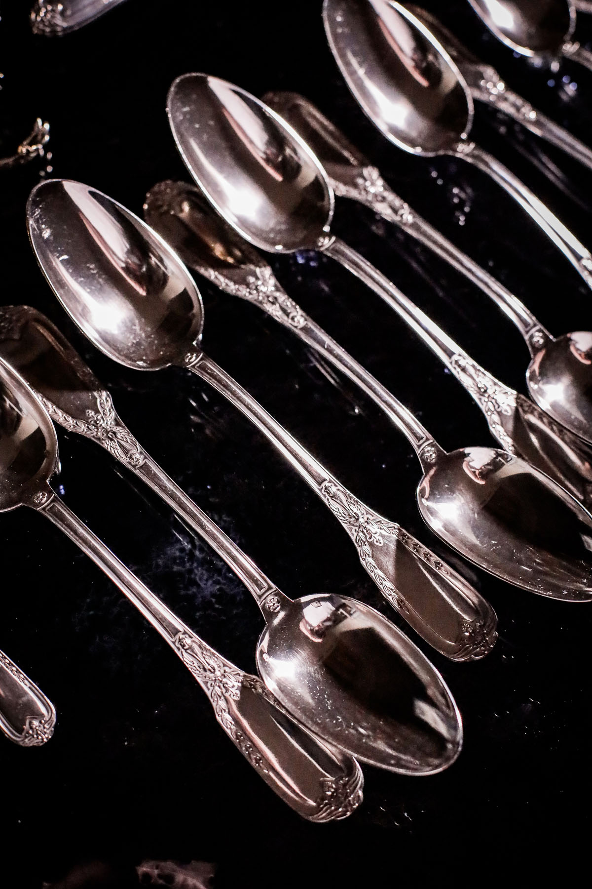 Комплект столовых серебряных приборов в стиле ампир мастерской Ravinet & Cie, широко известной во Франции на рубеже XIX- XX вв