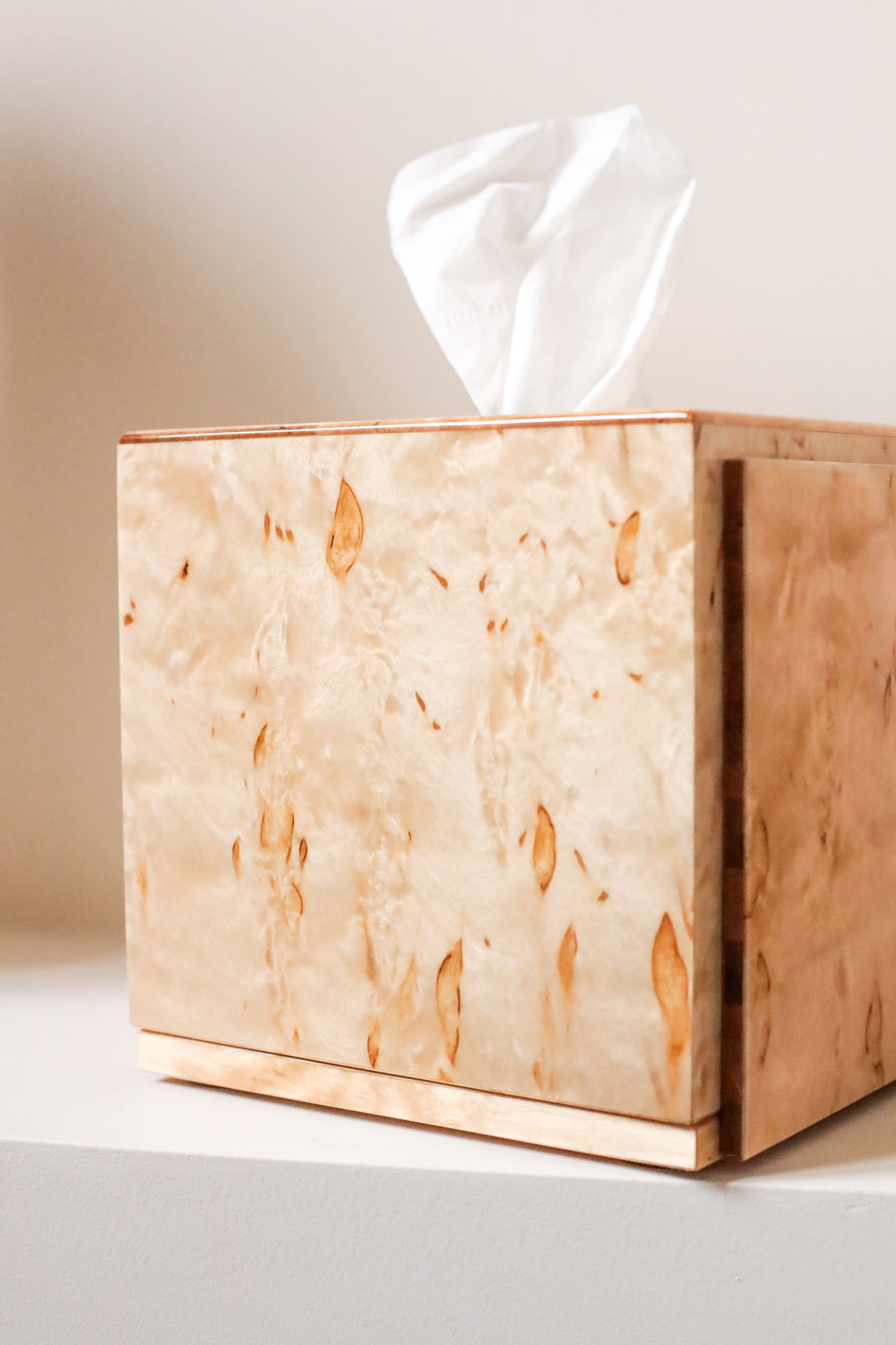 Шкатулка для салфеток, карельская береза светлая, “Частная резиденция”