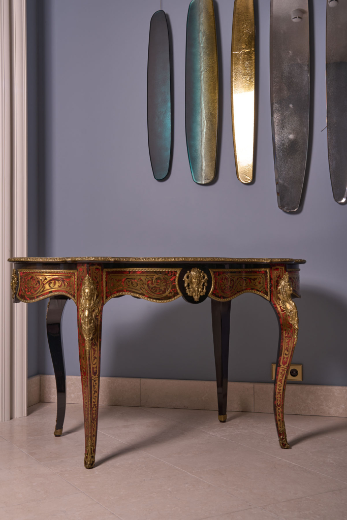 Стол антикварный, стиль Шарля Буля, латунь, панцирь черепахи, Франция, ок. 1870 гг.