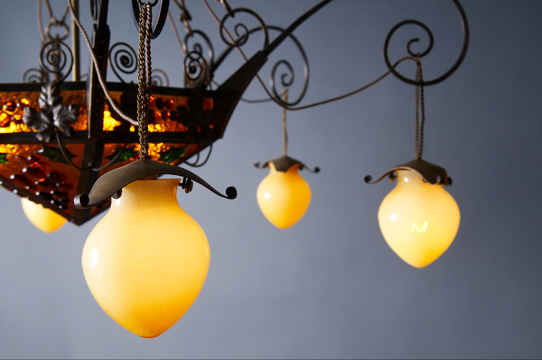 Литая латунная люстра на 12 светоточек, производство "Частная Резиденция"