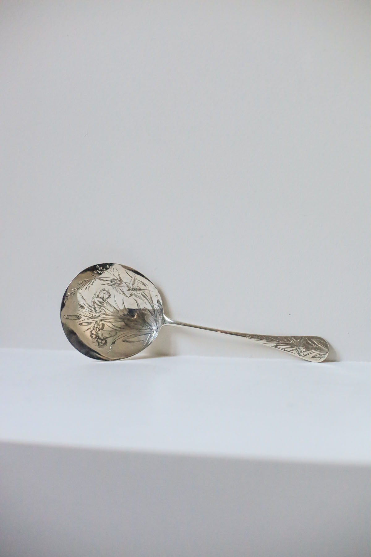 Ложка для ягод “Гвоздики”, серебро, гравировка, Модерн, рубеж XIX-XX века,Франция