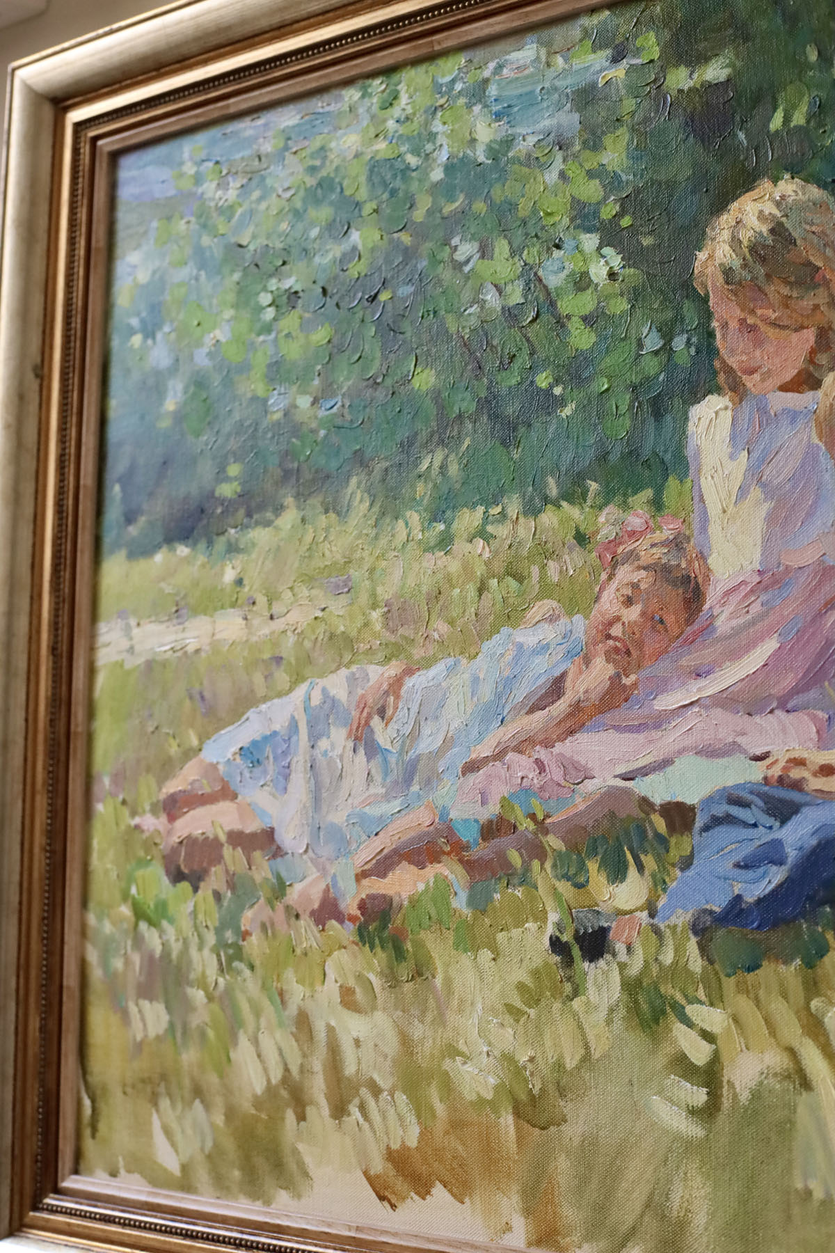 Картина «Дети на лужайке», художник Юрий Кротов, 2004 год.