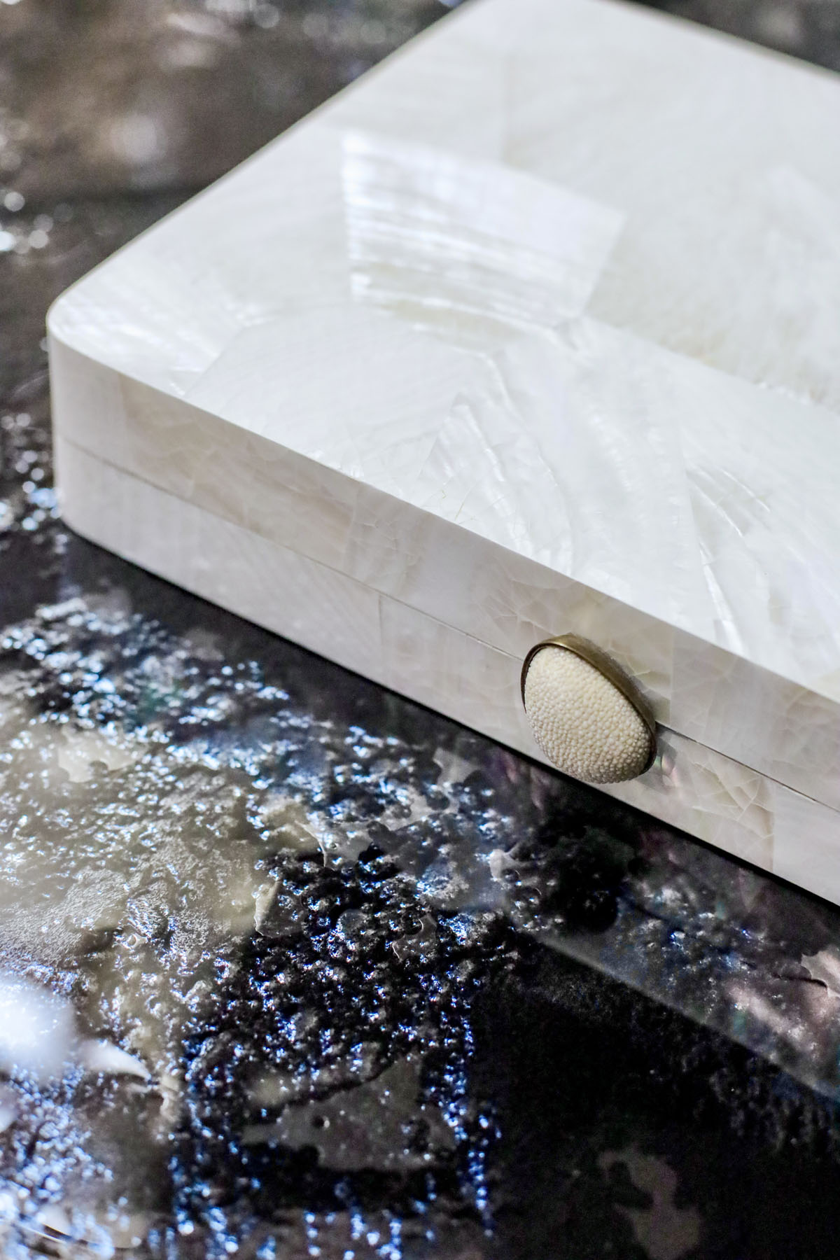 Шкатулка для украшений L, перламутр, кожа ската, латунь, Ginger Brown.        