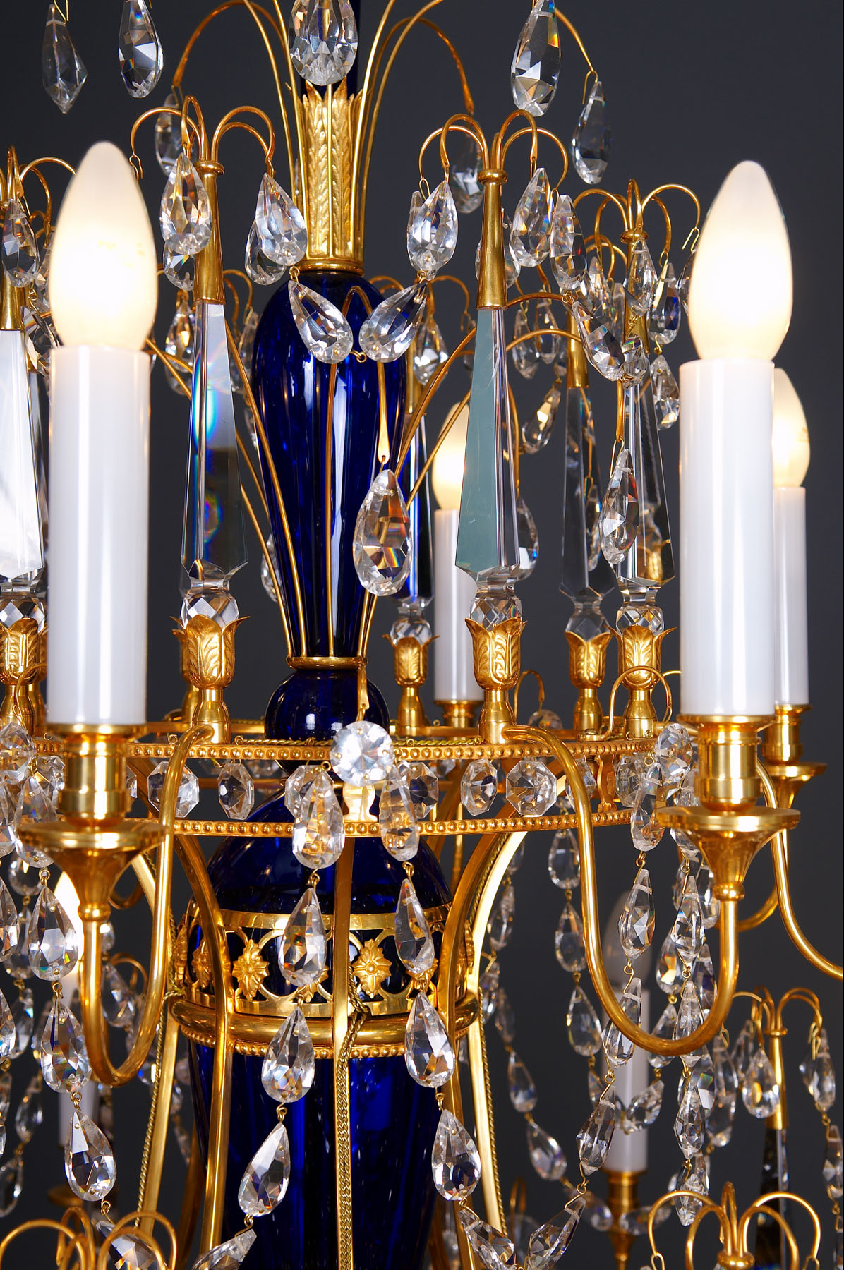 Латунная люстра с рубиновым штоком и обручами, производство "Частная Резиденция"