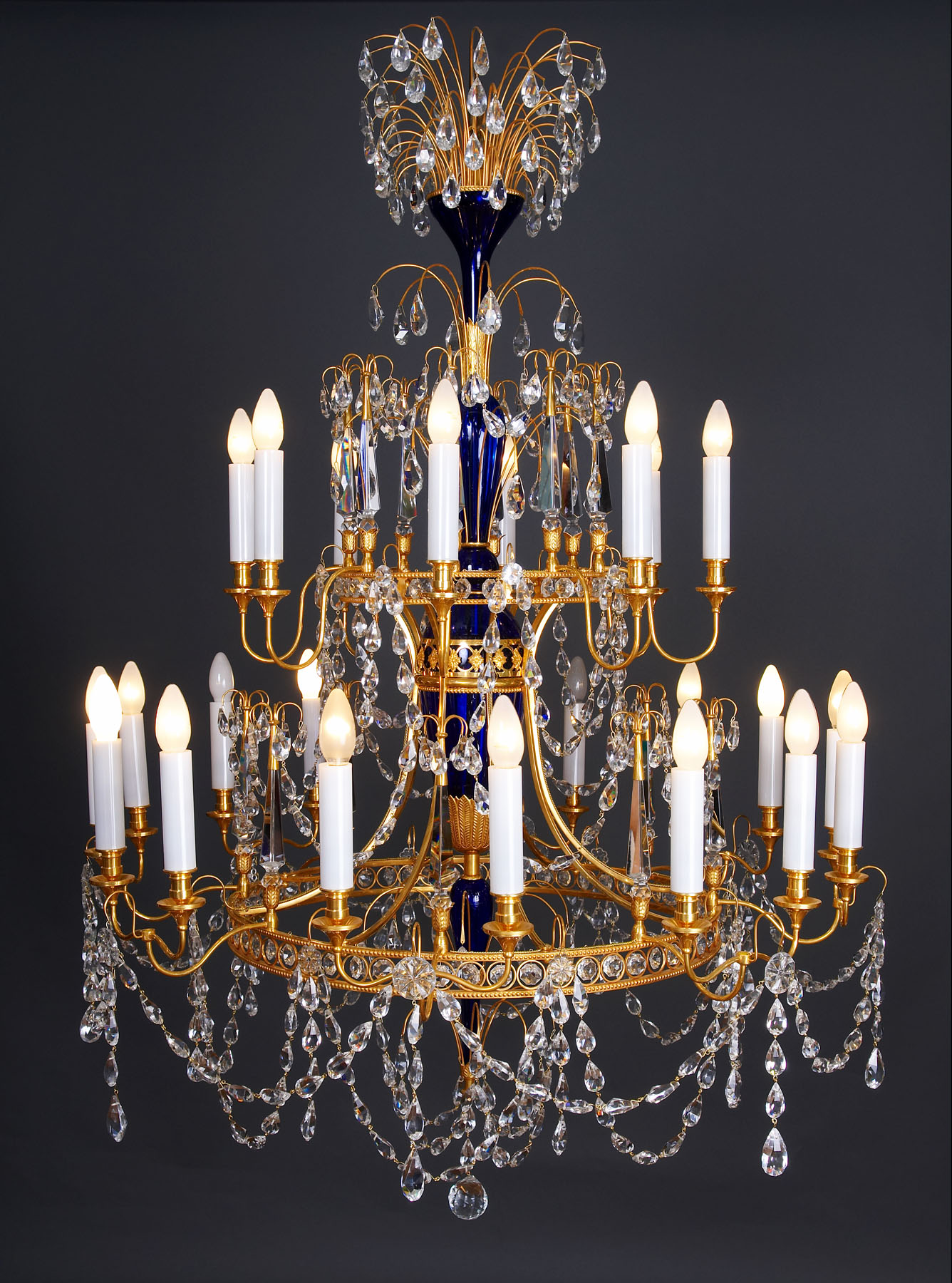 Латунная люстра с рубиновым штоком и обручами, производство "Частная Резиденция"