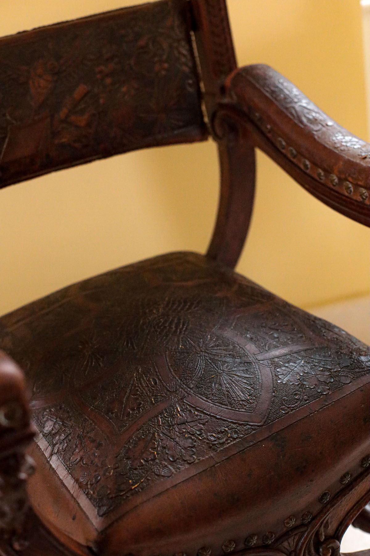 Кресло курульное, массив ореха, кожа тиснение, бронза, Франция, ок.1880 гг.