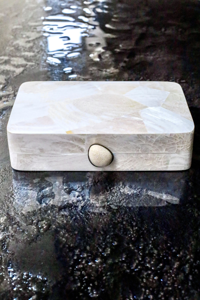 Шкатулка для украшений S, перламутр, кожа ската, латунь, Ginger Brown