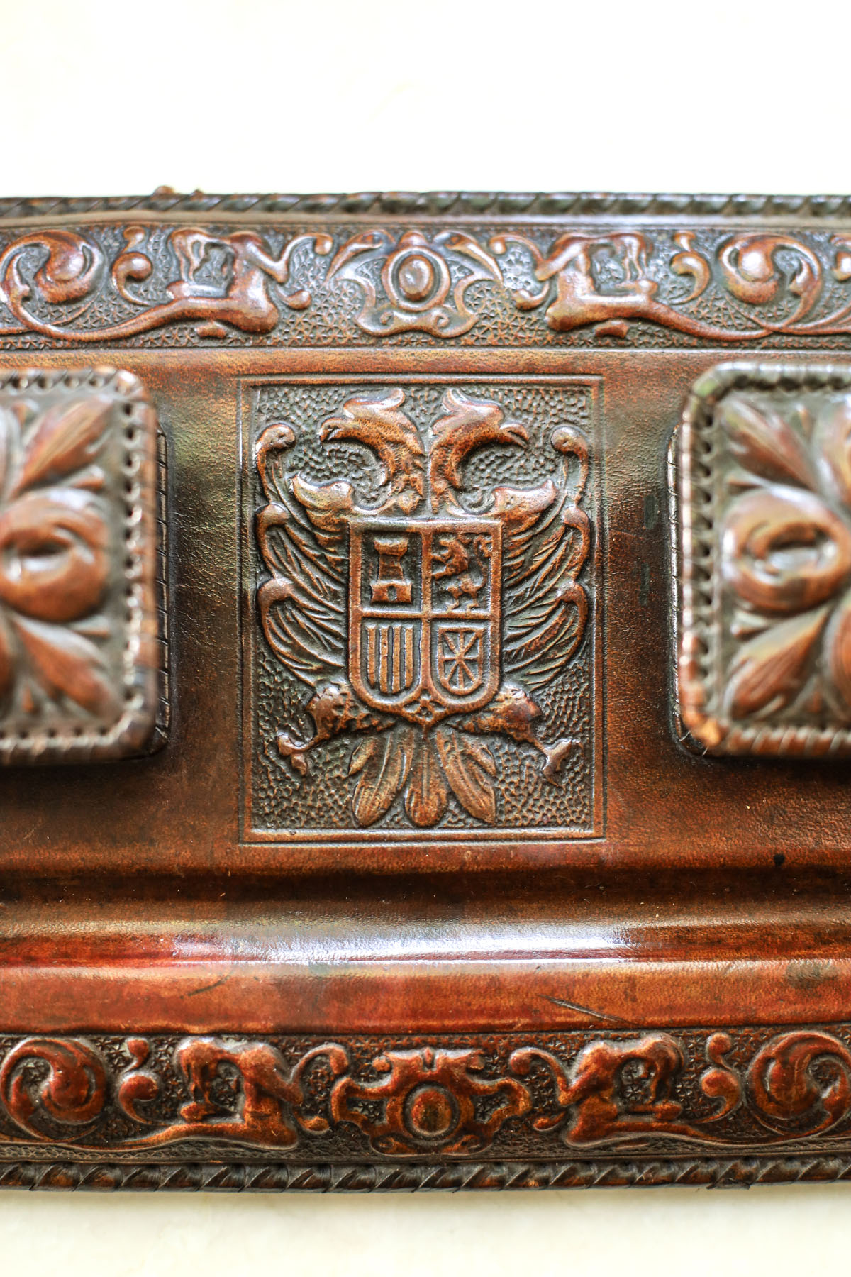 Чернильница антикварная «Гранада», тисненая козья кожа (кордован), дерево, латунные ножки, Испания, 1930-40гг.