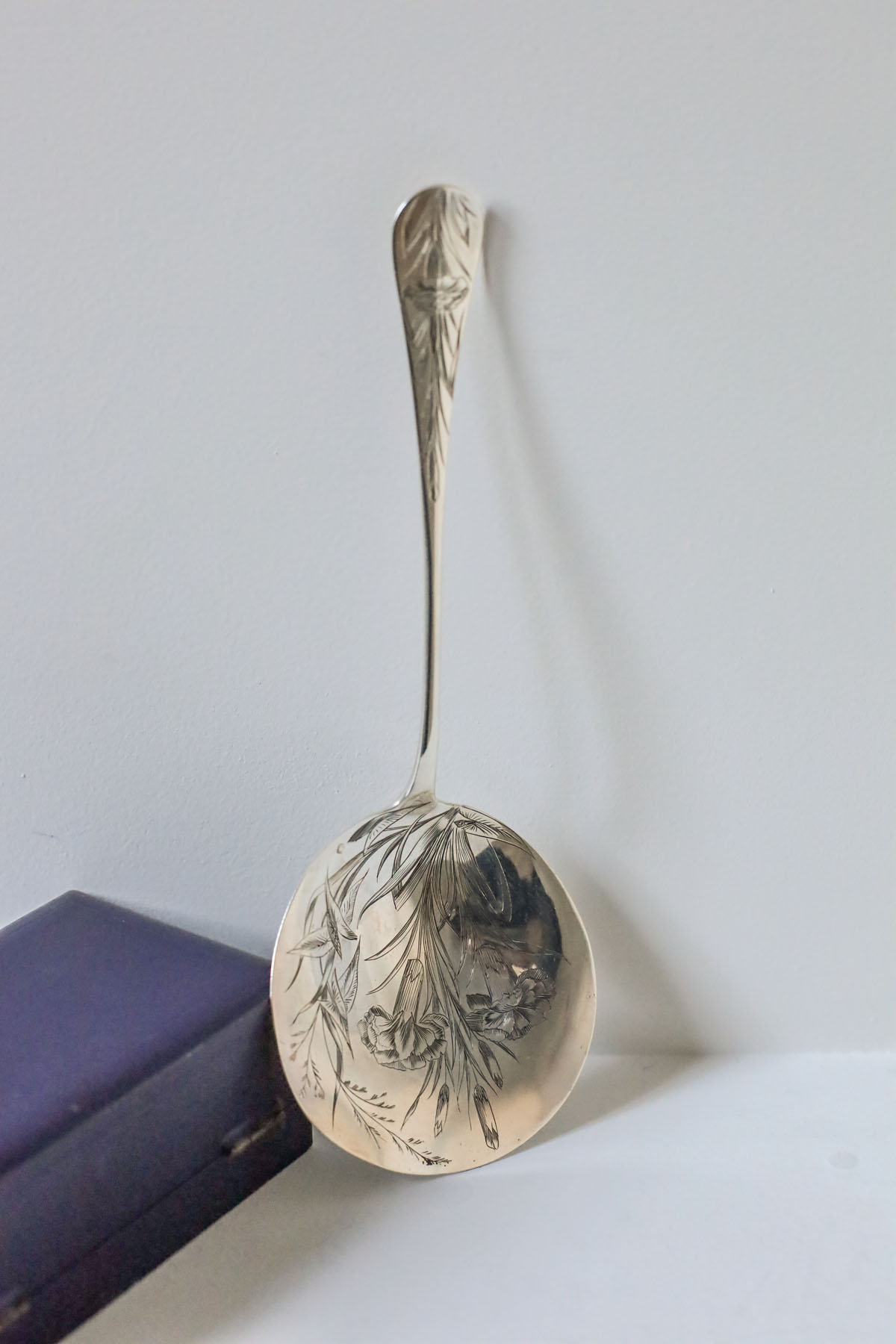 Ложка для ягод “Гвоздики”, серебро, гравировка, Модерн, рубеж XIX-XX века,Франция