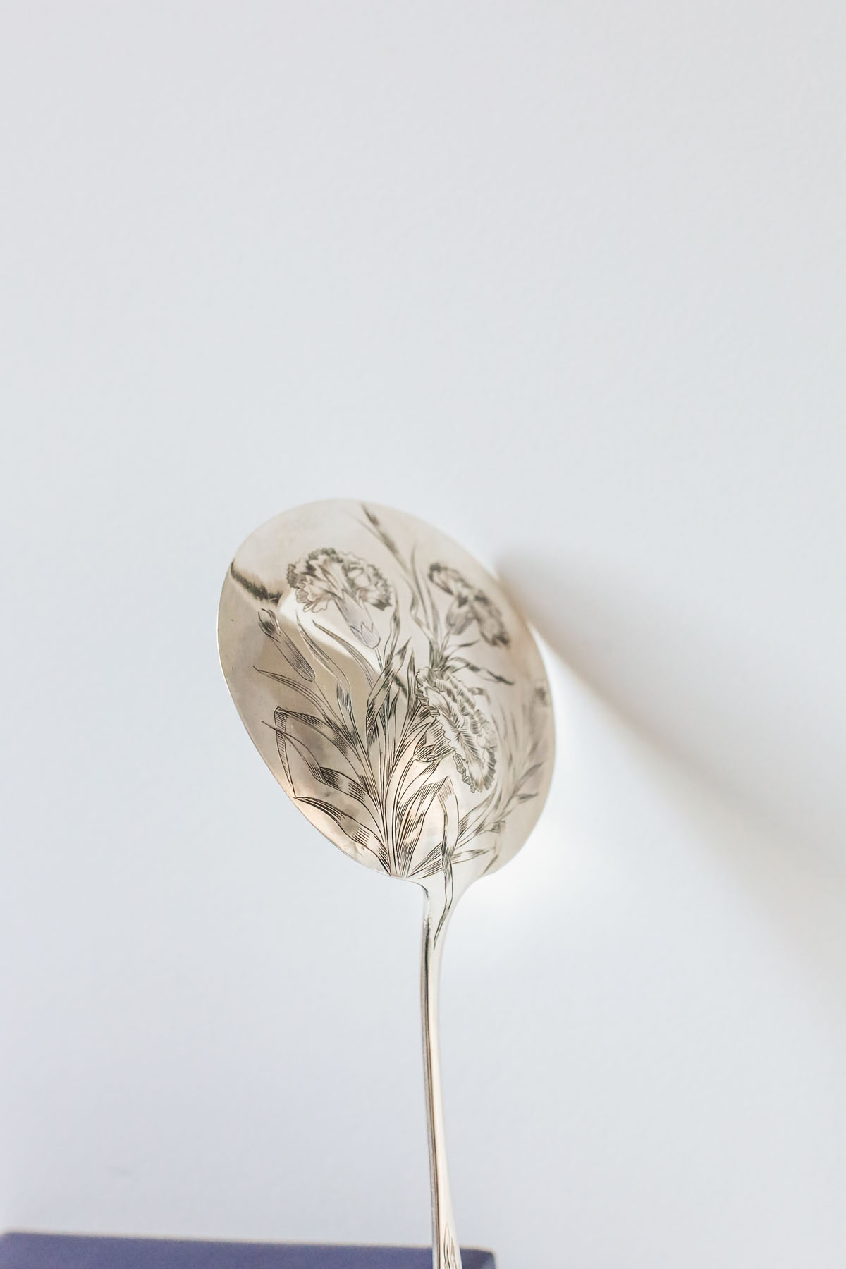 Ложка для ягод “Гвоздики”, серебро, гравировка, Модерн, рубеж XIX-XX века,Франция