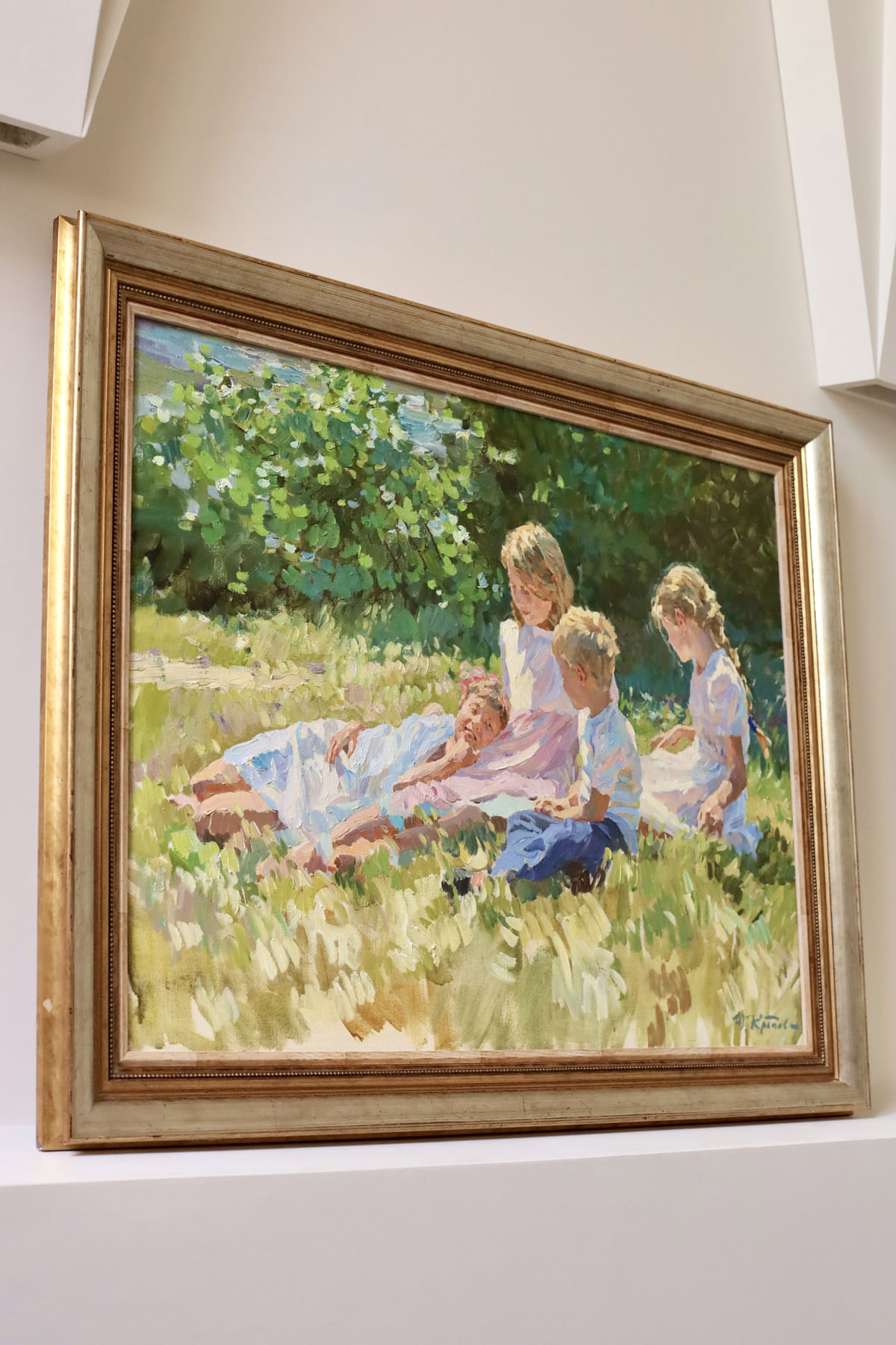 Картина «Дети на лужайке», художник Юрий Кротов, 2004 год.