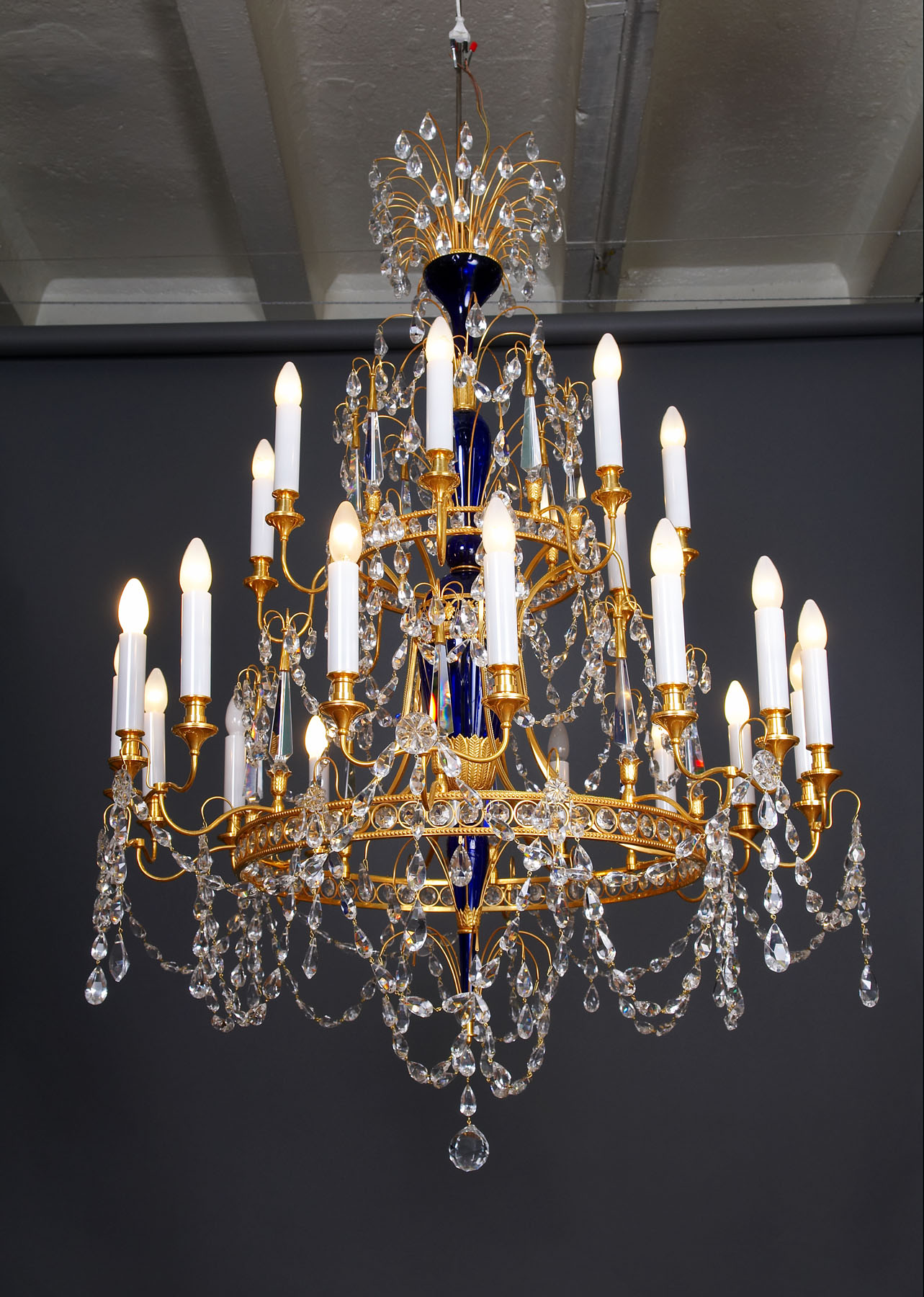 Латунная люстра с рубиновым штоком и обручами, производство "Частная Резиденция"