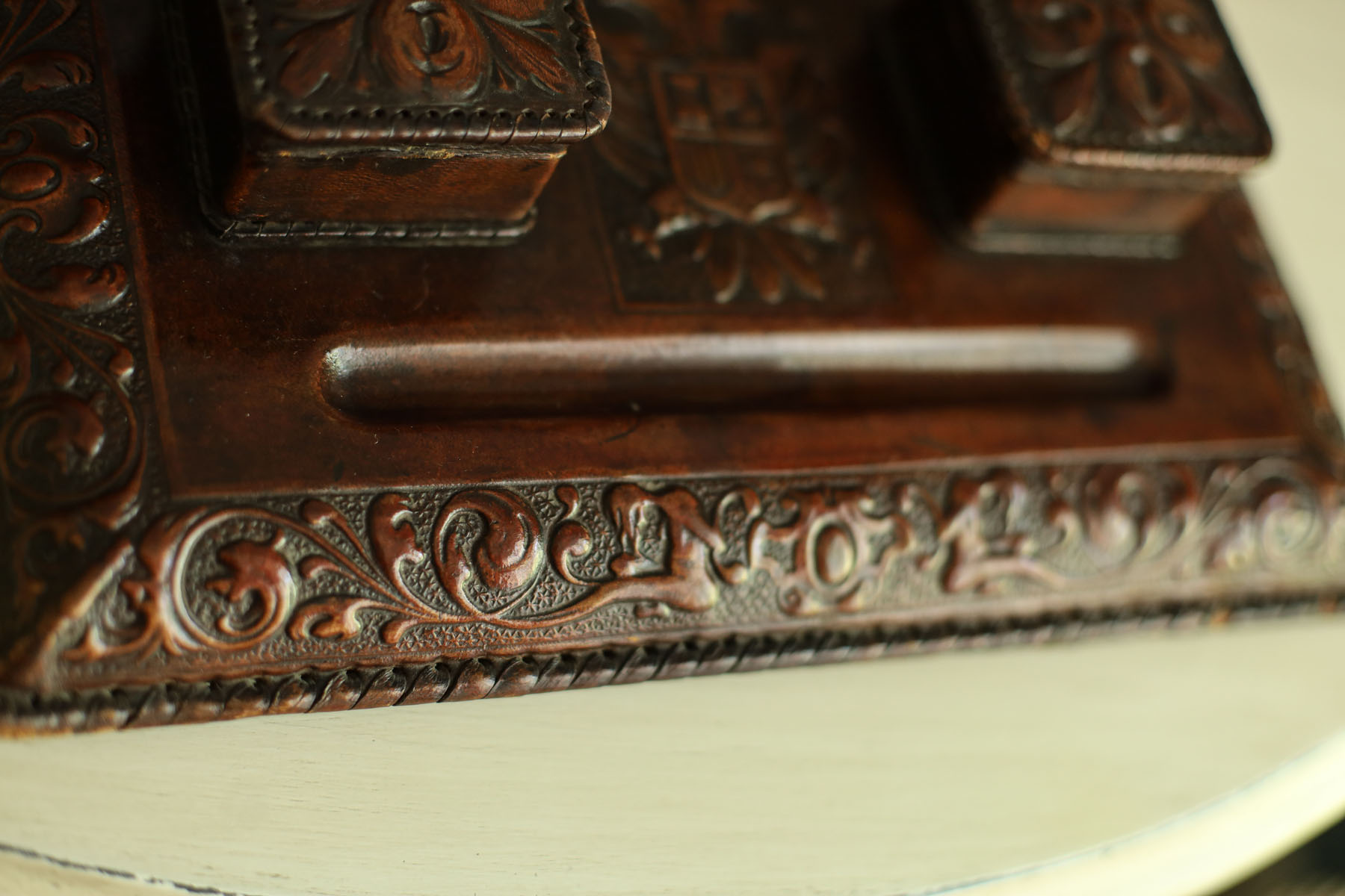 Чернильница антикварная «Гранада», тисненая козья кожа (кордован), дерево, латунные ножки, Испания, 1930-40гг.