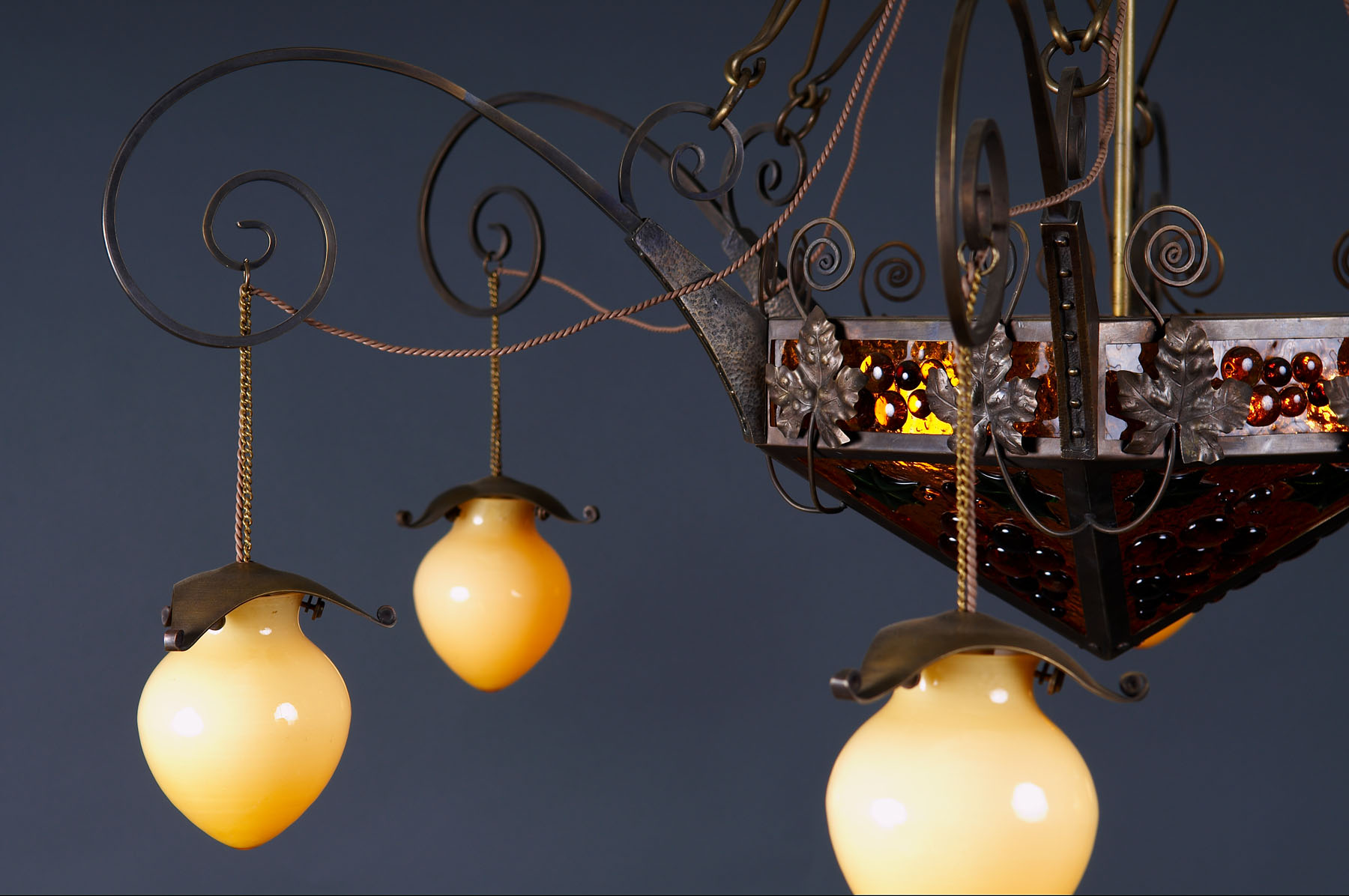 Литая латунная люстра на 12 светоточек, производство "Частная Резиденция"