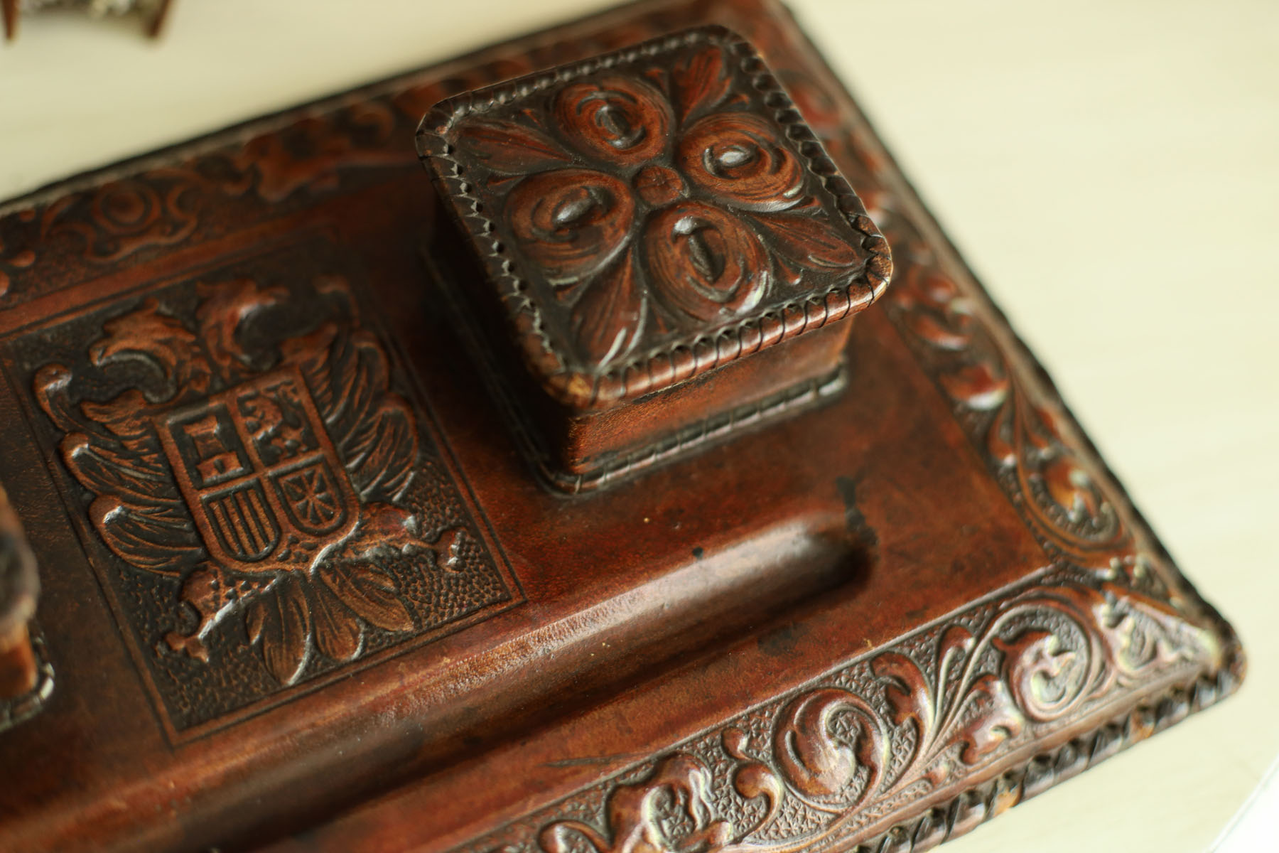 Чернильница антикварная «Гранада», тисненая козья кожа (кордован), дерево, латунные ножки, Испания, 1930-40гг.