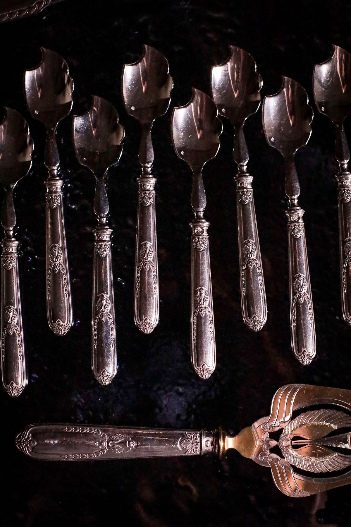 Комплект столовых серебряных приборов в стиле ампир мастерской Ravinet & Cie, широко известной во Франции на рубеже XIX- XX вв