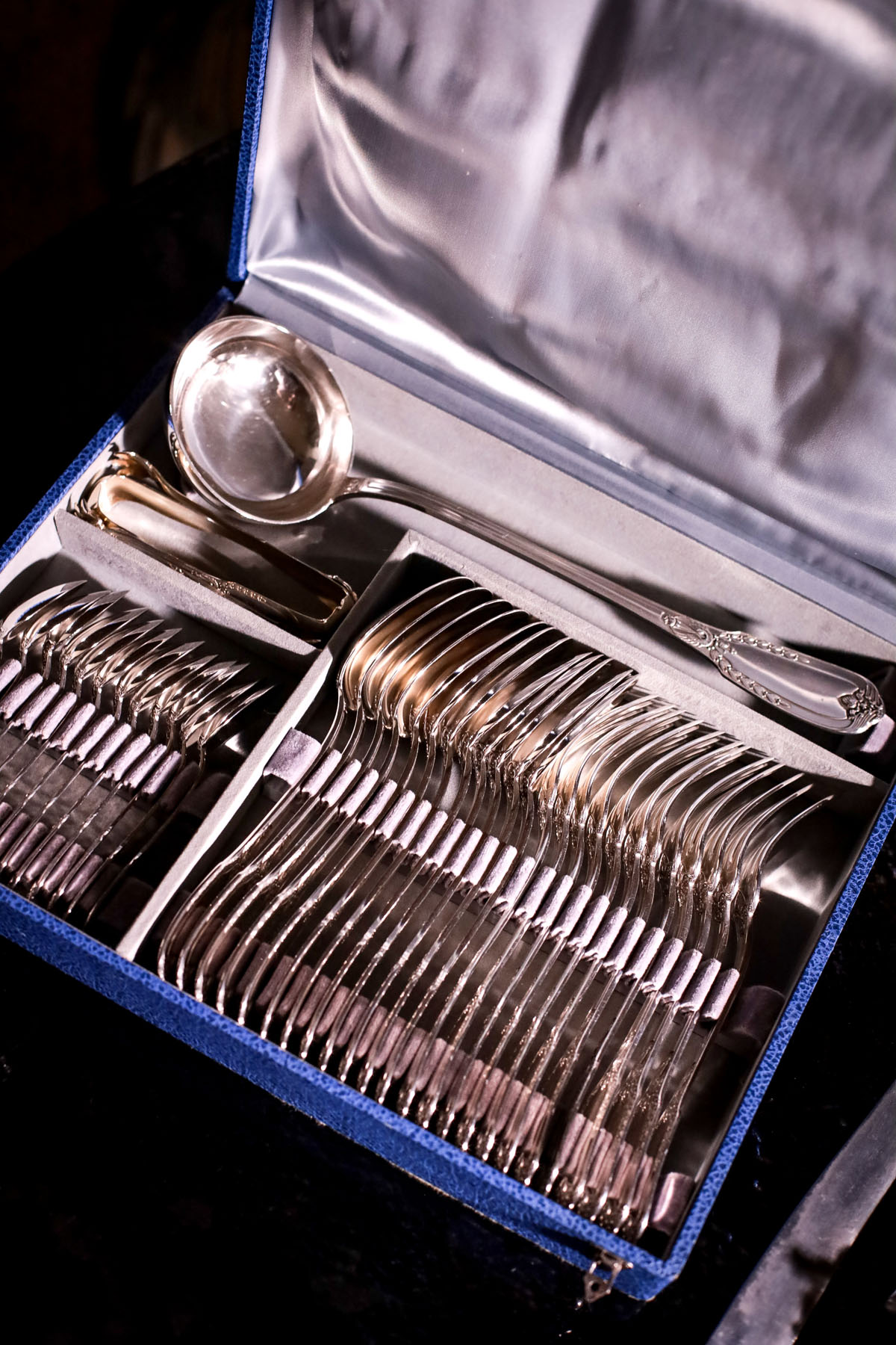 Комплект столовых серебряных приборов в стиле ампир мастерской Ravinet & Cie, широко известной во Франции на рубеже XIX- XX вв