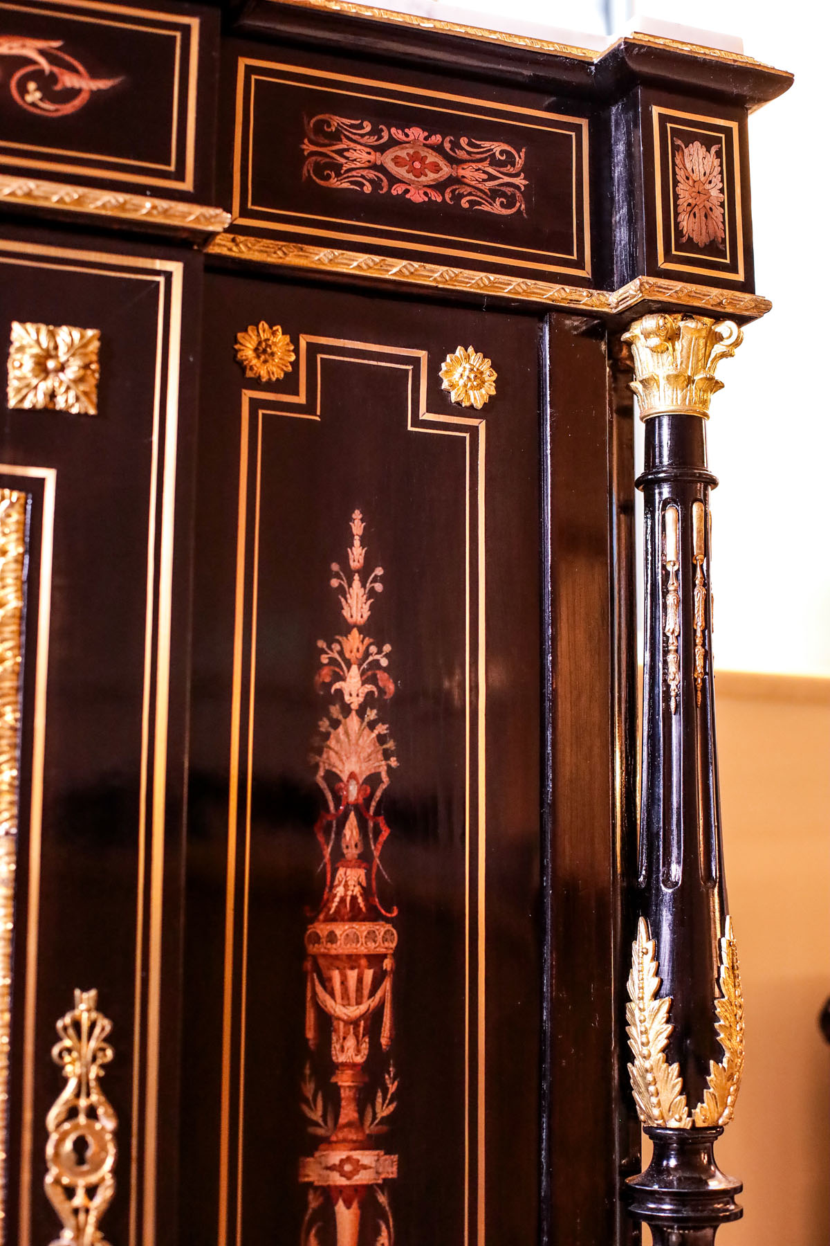 Антикварный буфет, маркетри, мрамор, стиль Наполеона III, конец XIX века