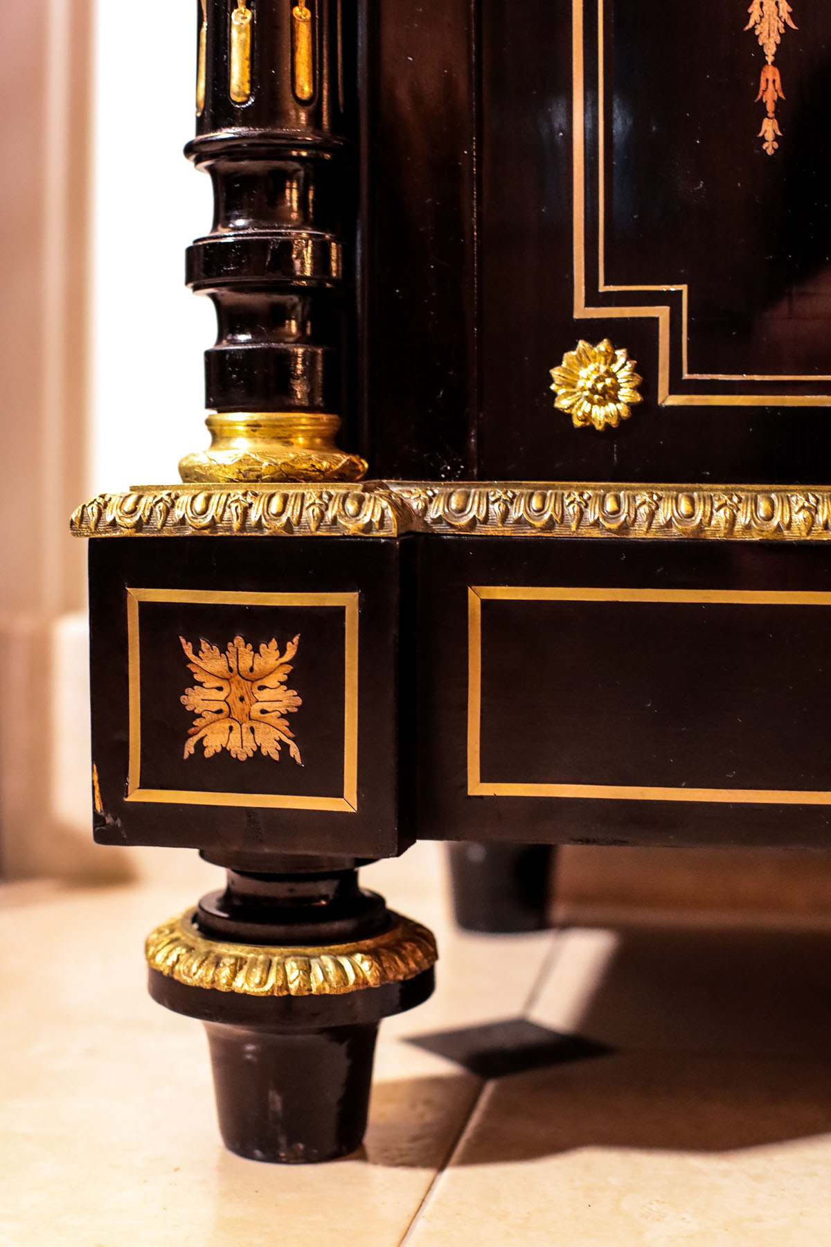 Антикварный буфет, маркетри, мрамор, стиль Наполеона III, конец XIX века