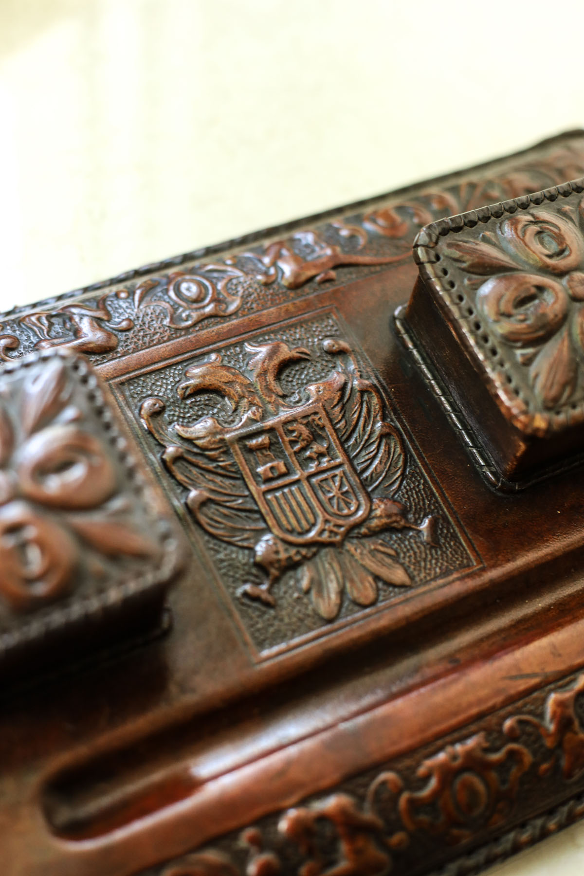 Чернильница антикварная «Гранада», тисненая козья кожа (кордован), дерево, латунные ножки, Испания, 1930-40гг.