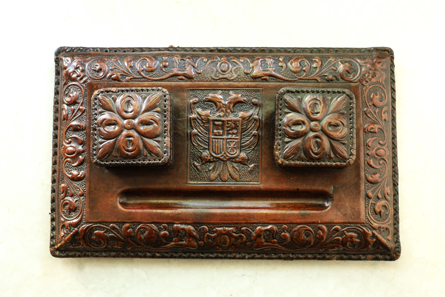 Чернильница антикварная «Гранада», тисненая козья кожа (кордован), дерево, латунные ножки, Испания, 1930-40гг.