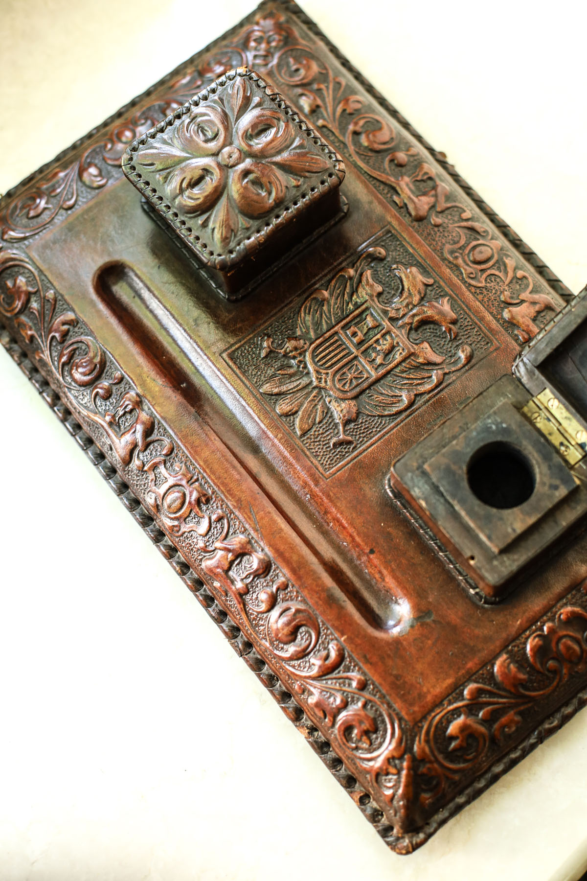 Чернильница антикварная «Гранада», тисненая козья кожа (кордован), дерево, латунные ножки, Испания, 1930-40гг.